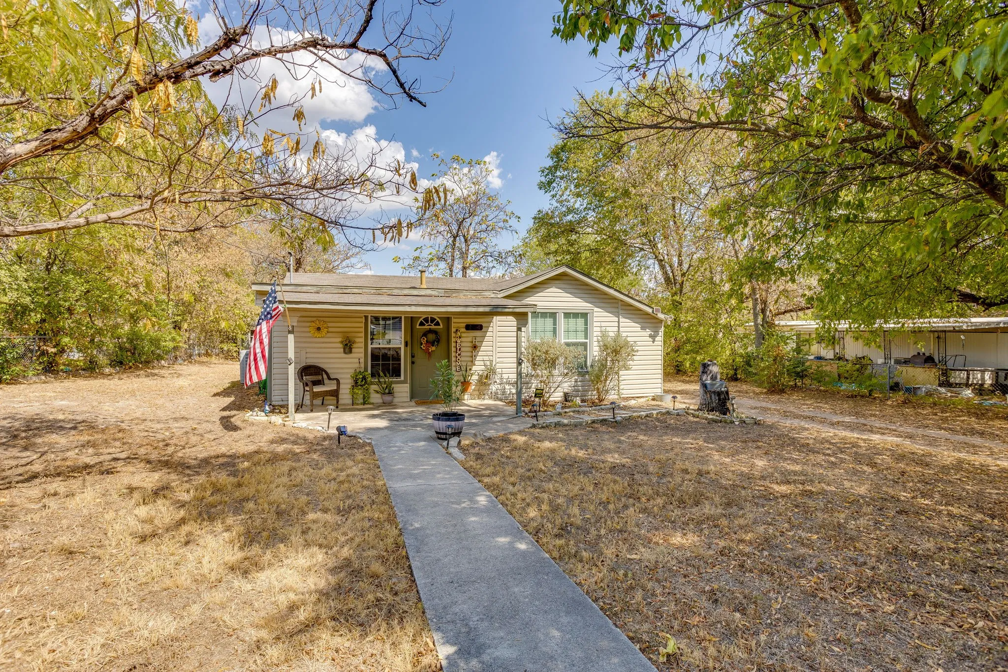 Single Family Residence For Sale in Tarrant County , 404 Calgary Road, Azle, Texas 76020, 2 Bedroom, 1 Bathroom, 1 Garage spaces, 1,048 Sqft, built in 1945, mls#21383251, Real Estate Agent in Azle, Homes For Sale in Tarrant county, Homes For Sale in Azle, Realtor in Azle Texas, Real Estate Brokerage Independent Realty Texas, Luminita Cordes Realtor