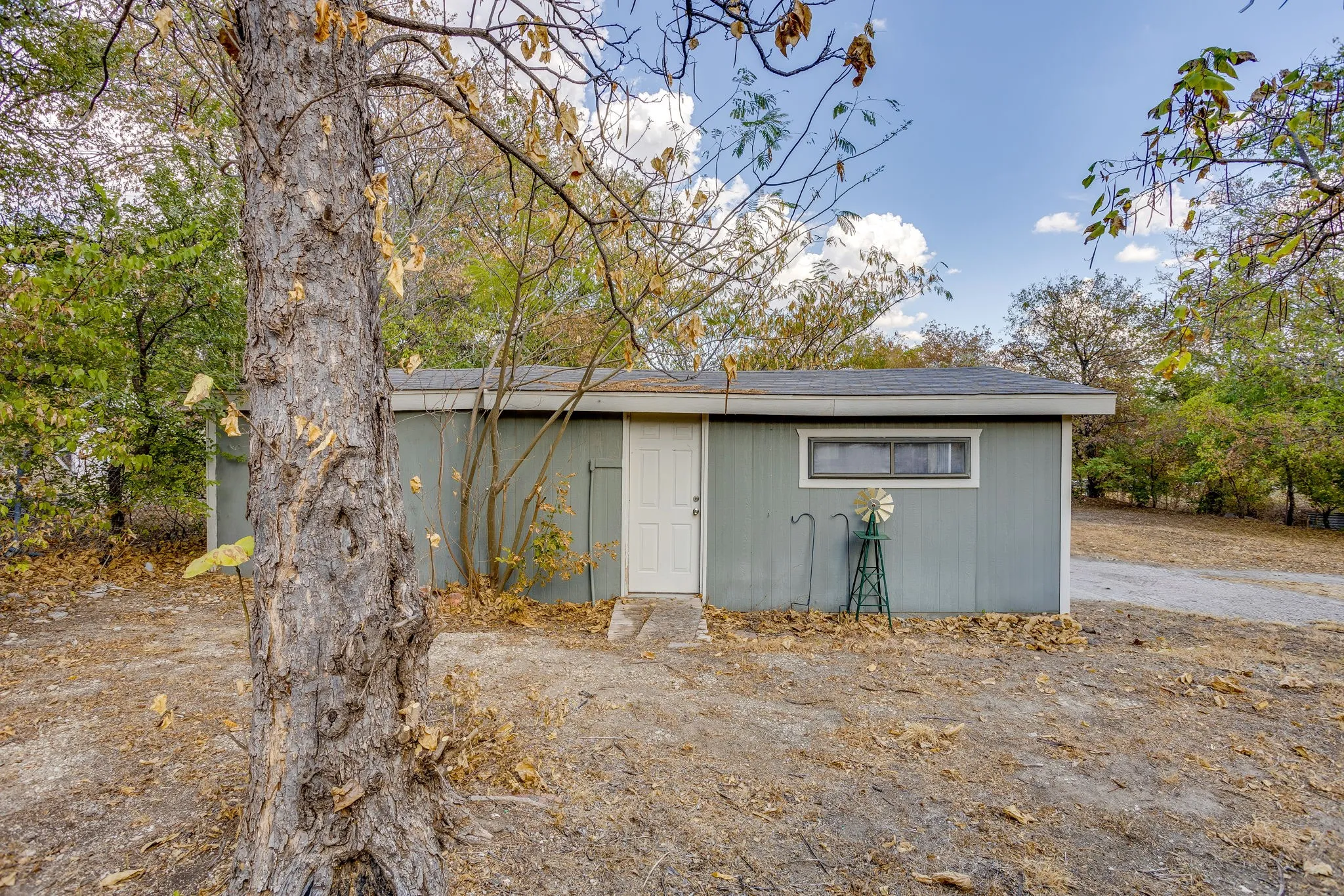 Single Family Residence For Sale in Tarrant County , 404 Calgary Road, Azle, Texas 76020, 2 Bedroom, 1 Bathroom, 1 Garage spaces, 1,048 Sqft, built in 1945, mls#21383251, Real Estate Agent in Azle, Homes For Sale in Tarrant county, Homes For Sale in Azle, Realtor in Azle Texas, Real Estate Brokerage Independent Realty Texas, Luminita Cordes Realtor