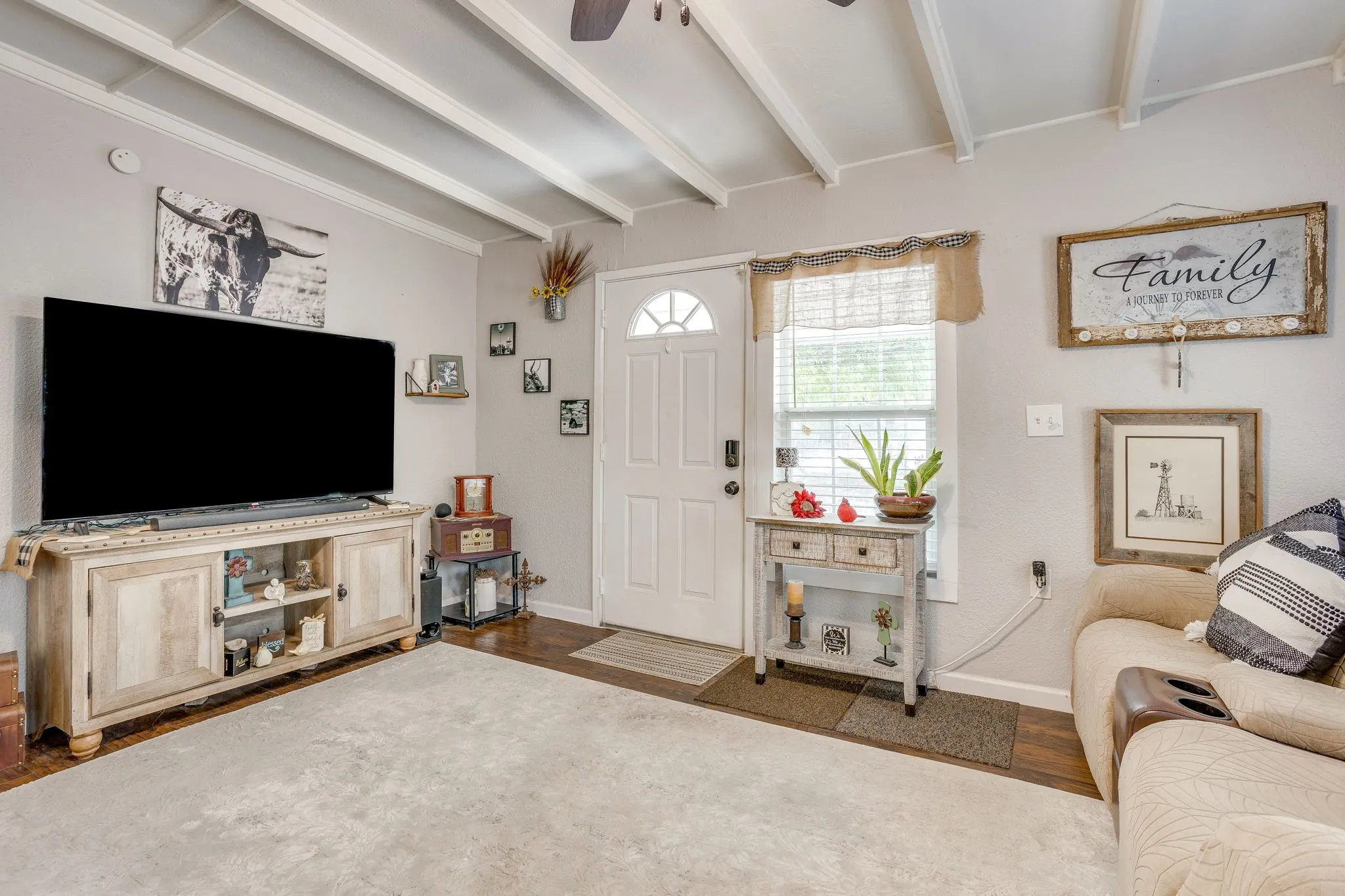 Single Family Residence For Sale in Tarrant County , 404 Calgary Road, Azle, Texas 76020, 2 Bedroom, 1 Bathroom, 1 Garage spaces, 1,048 Sqft, built in 1945, mls#21383251, Real Estate Agent in Azle, Homes For Sale in Tarrant county, Homes For Sale in Azle, Realtor in Azle Texas, Real Estate Brokerage Independent Realty Texas, Luminita Cordes Realtor