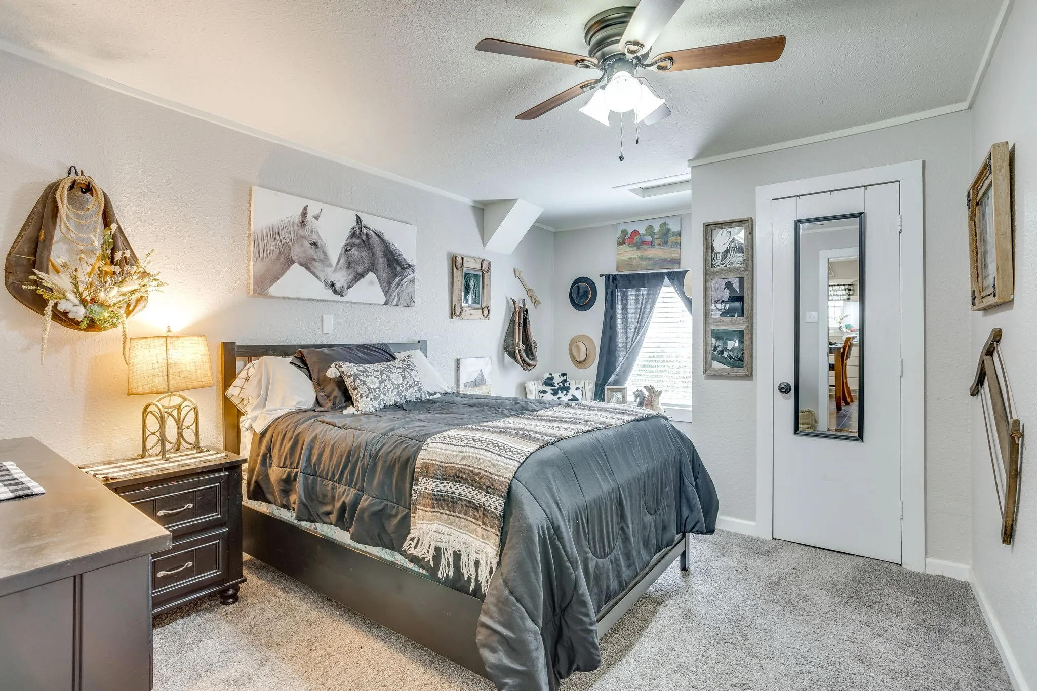 Single Family Residence For Sale in Tarrant County , 404 Calgary Road, Azle, Texas 76020, 2 Bedroom, 1 Bathroom, 1 Garage spaces, 1,048 Sqft, built in 1945, mls#21383251, Real Estate Agent in Azle, Homes For Sale in Tarrant county, Homes For Sale in Azle, Realtor in Azle Texas, Real Estate Brokerage Independent Realty Texas, Luminita Cordes Realtor