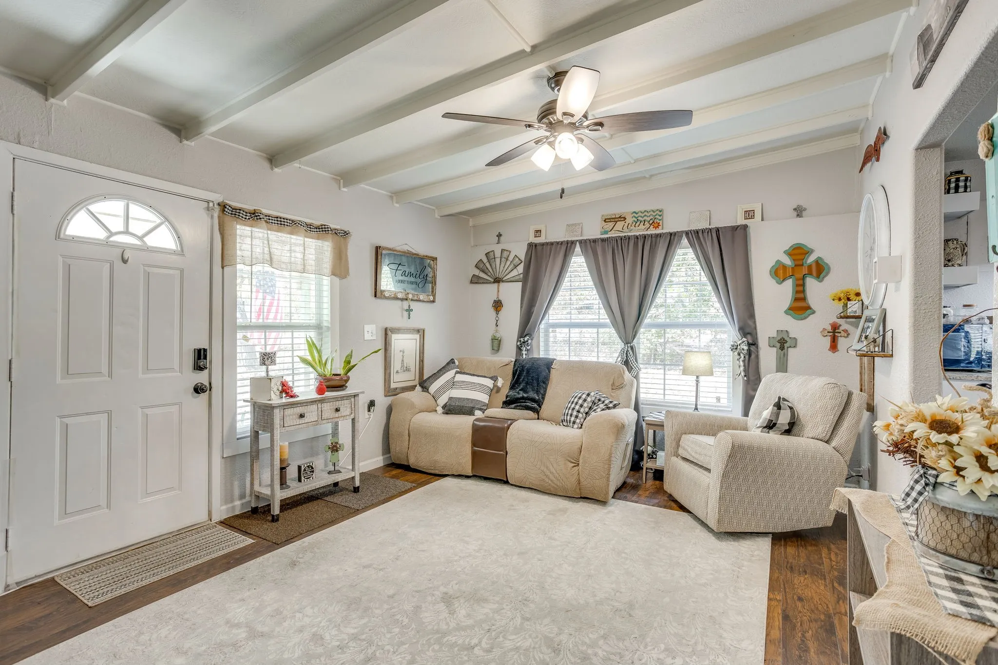 Single Family Residence For Sale in Tarrant County , 404 Calgary Road, Azle, Texas 76020, 2 Bedroom, 1 Bathroom, 1 Garage spaces, 1,048 Sqft, built in 1945, mls#21383251, Real Estate Agent in Azle, Homes For Sale in Tarrant county, Homes For Sale in Azle, Realtor in Azle Texas, Real Estate Brokerage Independent Realty Texas, Luminita Cordes Realtor