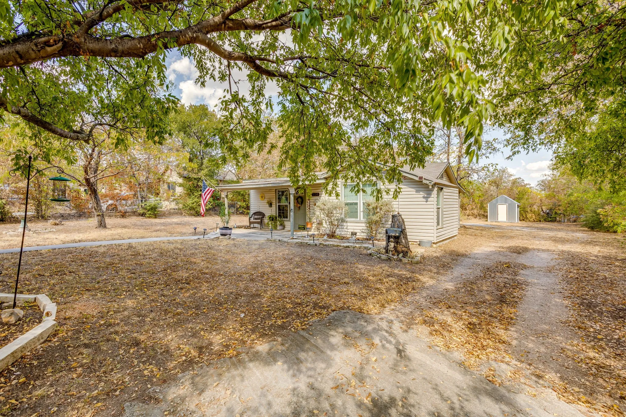 Single Family Residence For Sale in Tarrant County , 404 Calgary Road, Azle, Texas 76020, 2 Bedroom, 1 Bathroom, 1 Garage spaces, 1,048 Sqft, built in 1945, mls#21383251, Real Estate Agent in Azle, Homes For Sale in Tarrant county, Homes For Sale in Azle, Realtor in Azle Texas, Real Estate Brokerage Independent Realty Texas, Luminita Cordes Realtor