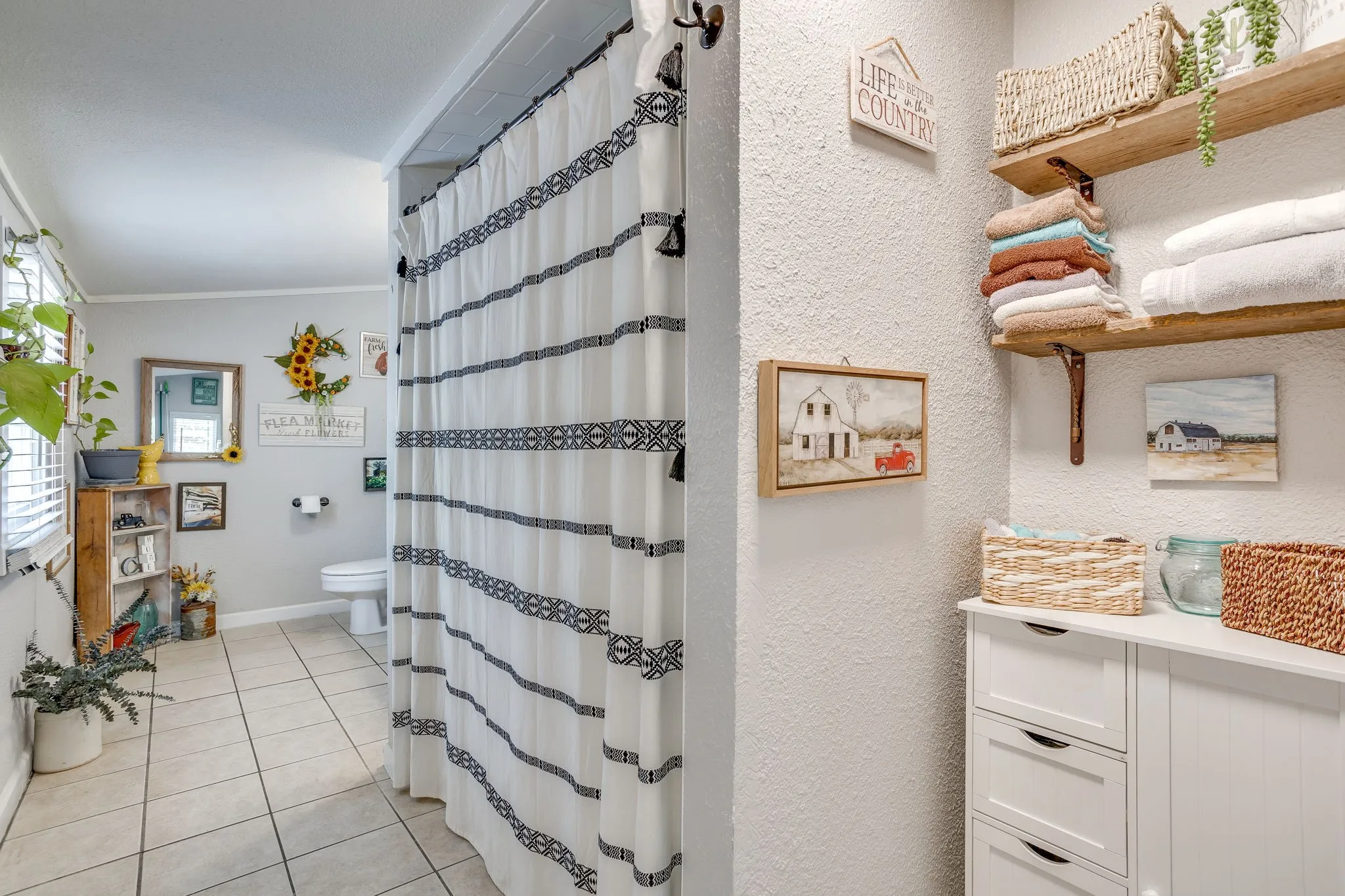 Single Family Residence For Sale in Tarrant County , 404 Calgary Road, Azle, Texas 76020, 2 Bedroom, 1 Bathroom, 1 Garage spaces, 1,048 Sqft, built in 1945, mls#21383251, Real Estate Agent in Azle, Homes For Sale in Tarrant county, Homes For Sale in Azle, Realtor in Azle Texas, Real Estate Brokerage Independent Realty Texas, Luminita Cordes Realtor