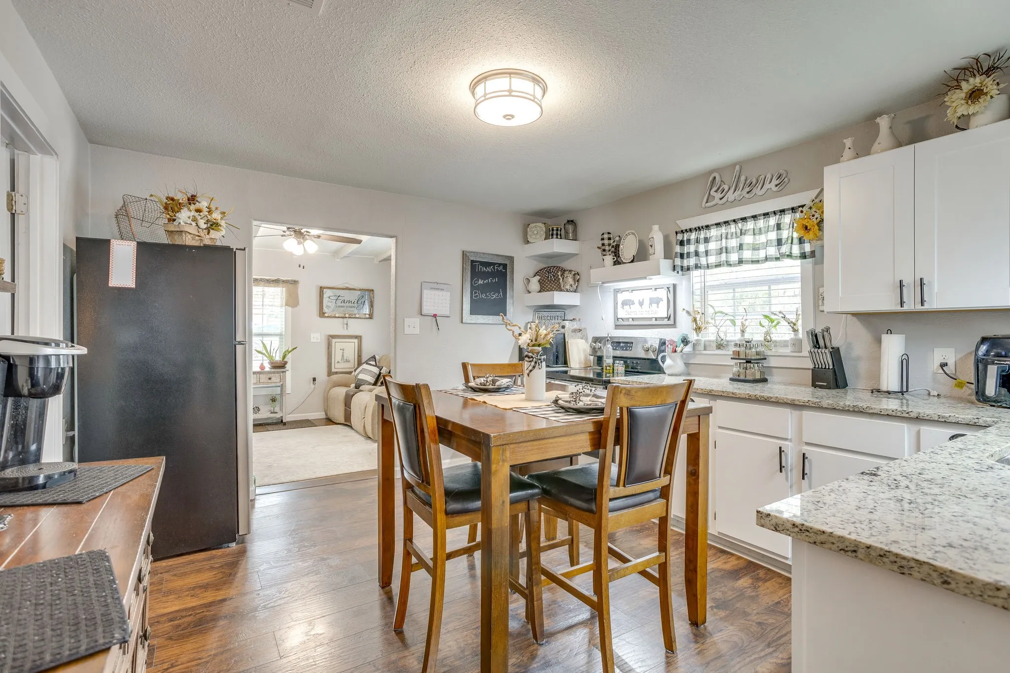Single Family Residence For Sale in Tarrant County , 404 Calgary Road, Azle, Texas 76020, 2 Bedroom, 1 Bathroom, 1 Garage spaces, 1,048 Sqft, built in 1945, mls#21383251, Real Estate Agent in Azle, Homes For Sale in Tarrant county, Homes For Sale in Azle, Realtor in Azle Texas, Real Estate Brokerage Independent Realty Texas, Luminita Cordes Realtor