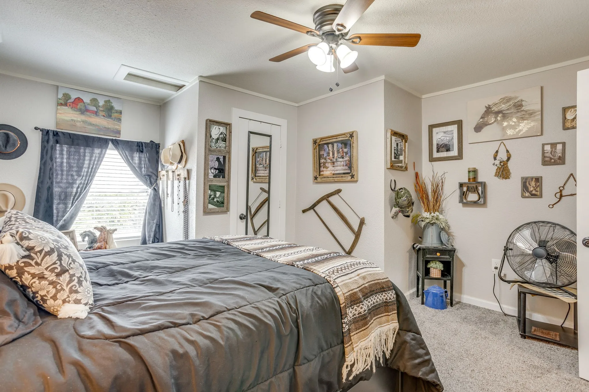 Single Family Residence For Sale in Tarrant County , 404 Calgary Road, Azle, Texas 76020, 2 Bedroom, 1 Bathroom, 1 Garage spaces, 1,048 Sqft, built in 1945, mls#21383251, Real Estate Agent in Azle, Homes For Sale in Tarrant county, Homes For Sale in Azle, Realtor in Azle Texas, Real Estate Brokerage Independent Realty Texas, Luminita Cordes Realtor