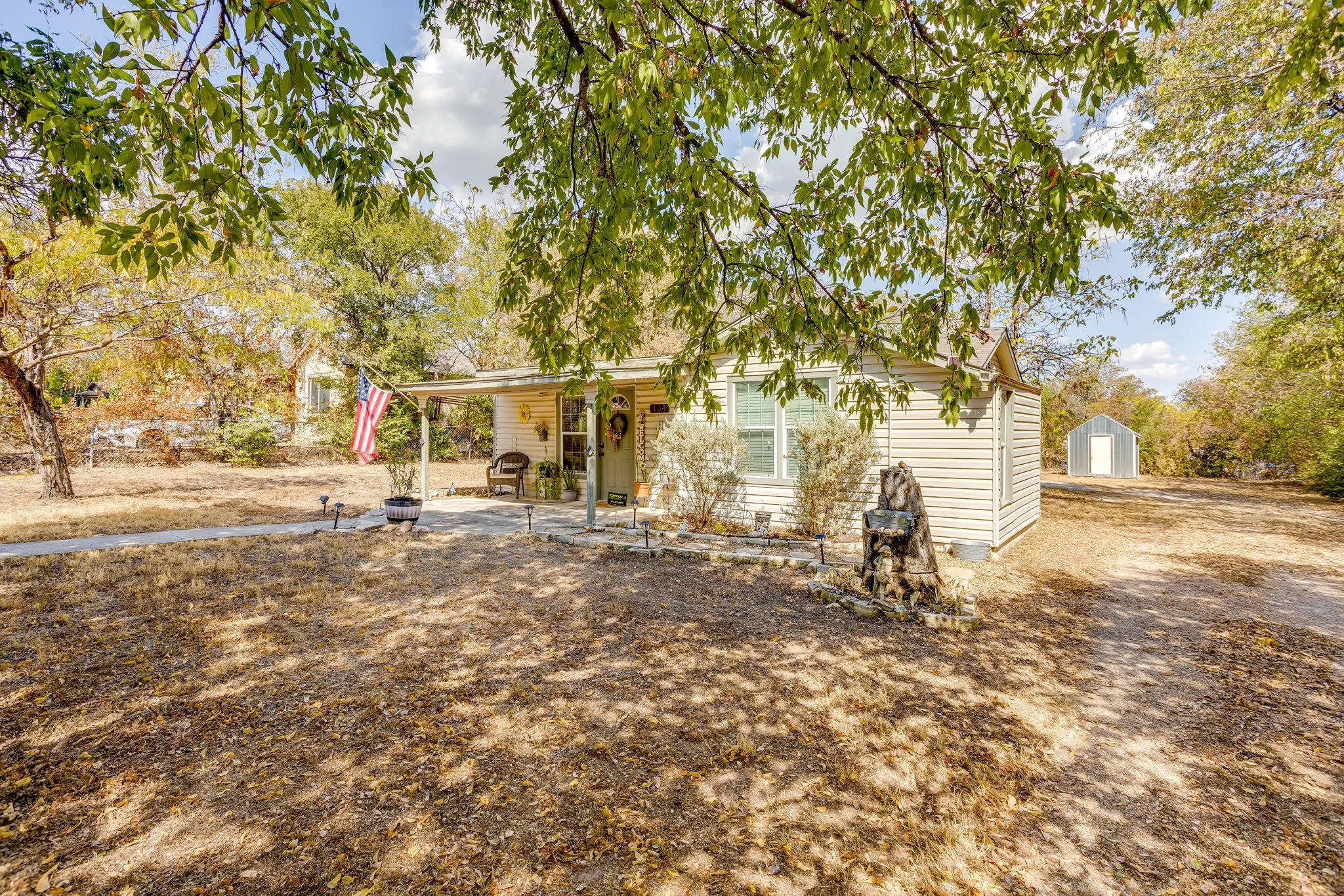 Single Family Residence For Sale in Tarrant County , 404 Calgary Road, Azle, Texas 76020, 2 Bedroom, 1 Bathroom, 1 Garage spaces, 1,048 Sqft, built in 1945, mls#21383251, Real Estate Agent in Azle, Homes For Sale in Tarrant county, Homes For Sale in Azle, Realtor in Azle Texas, Real Estate Brokerage Independent Realty Texas, Luminita Cordes Realtor