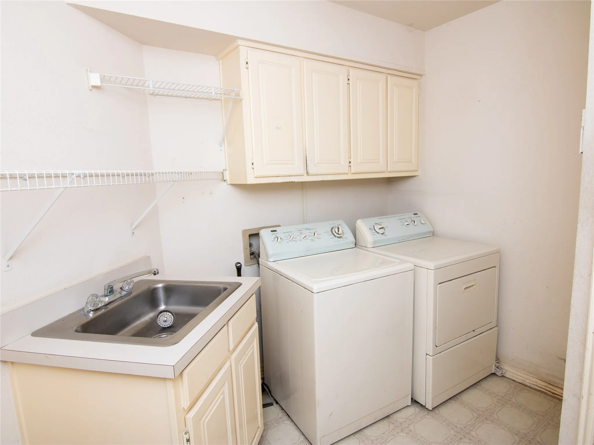 Single Family Residence For Sale in Denton County , 520 Rosedale Street, Highland Village, Texas 75077, 4 Bedroom, 3 Bathroom, 3 Garage spaces, 2,584 Sqft, built in 1989, mls#21383678, Real Estate Agent in Highland Village, Homes For Sale in Denton county, Homes For Sale in Highland Village, Realtor in Highland Village Texas, Real Estate Brokerage Independent Realty Texas, Luminita Cordes Realtor