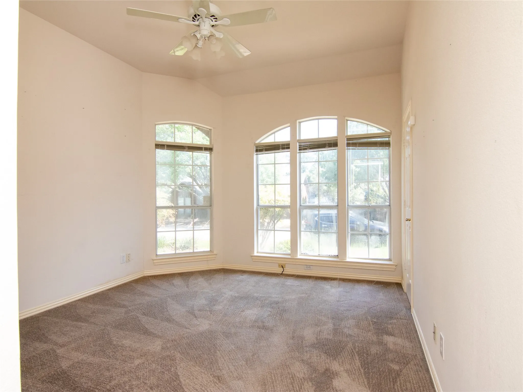 Single Family Residence For Sale in Denton County , 520 Rosedale Street, Highland Village, Texas 75077, 4 Bedroom, 3 Bathroom, 3 Garage spaces, 2,584 Sqft, built in 1989, mls#21383678, Real Estate Agent in Highland Village, Homes For Sale in Denton county, Homes For Sale in Highland Village, Realtor in Highland Village Texas, Real Estate Brokerage Independent Realty Texas, Luminita Cordes Realtor