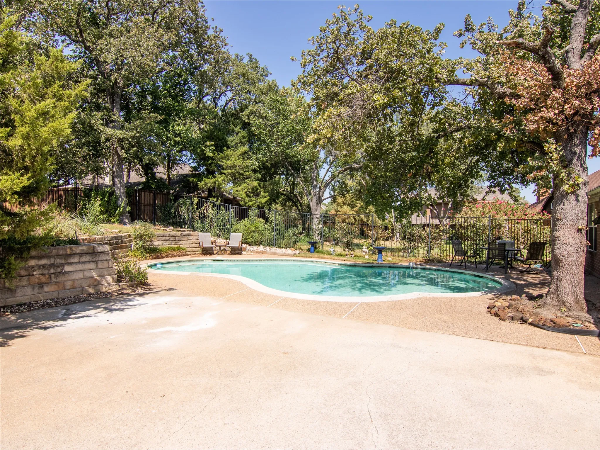 Single Family Residence For Sale in Denton County , 520 Rosedale Street, Highland Village, Texas 75077, 4 Bedroom, 3 Bathroom, 3 Garage spaces, 2,584 Sqft, built in 1989, mls#21383678, Real Estate Agent in Highland Village, Homes For Sale in Denton county, Homes For Sale in Highland Village, Realtor in Highland Village Texas, Real Estate Brokerage Independent Realty Texas, Luminita Cordes Realtor