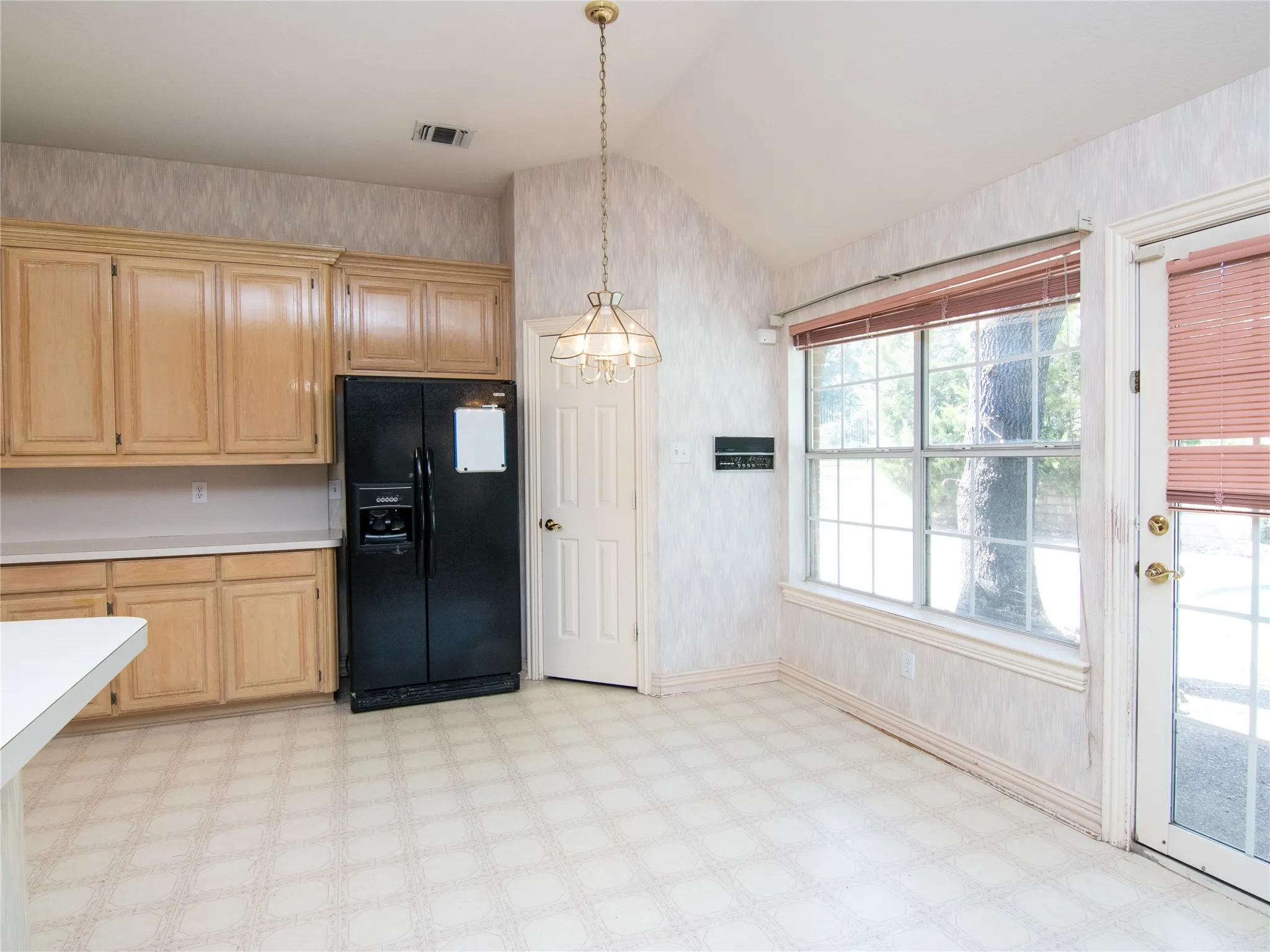 Single Family Residence For Sale in Denton County , 520 Rosedale Street, Highland Village, Texas 75077, 4 Bedroom, 3 Bathroom, 3 Garage spaces, 2,584 Sqft, built in 1989, mls#21383678, Real Estate Agent in Highland Village, Homes For Sale in Denton county, Homes For Sale in Highland Village, Realtor in Highland Village Texas, Real Estate Brokerage Independent Realty Texas, Luminita Cordes Realtor
