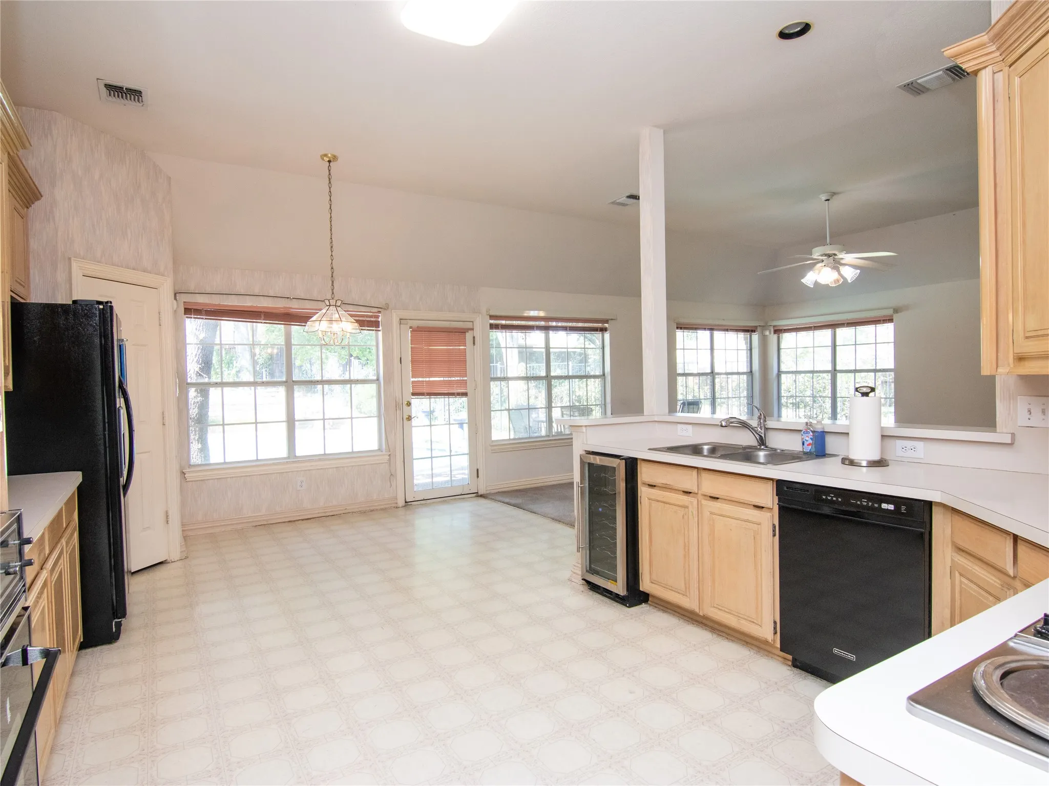 Single Family Residence For Sale in Denton County , 520 Rosedale Street, Highland Village, Texas 75077, 4 Bedroom, 3 Bathroom, 3 Garage spaces, 2,584 Sqft, built in 1989, mls#21383678, Real Estate Agent in Highland Village, Homes For Sale in Denton county, Homes For Sale in Highland Village, Realtor in Highland Village Texas, Real Estate Brokerage Independent Realty Texas, Luminita Cordes Realtor