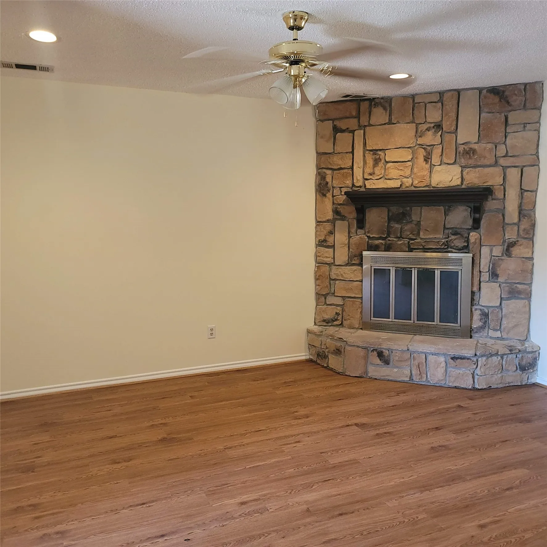Single Family Residence For Rent in Ellis County , 615 Arleta Lane, Ennis, Texas 75119, 3 Bedroom, 2 Bathroom, 2 Garage spaces, 1,307 Sqft, built in 1981, mls#21383726, Real Estate Agent in Ennis, Homes For Rent in Ellis county, Homes For Rent in Ennis, Realtor in Ennis Texas, Real Estate Brokerage Independent Realty Texas, Luminita Cordes Realtor