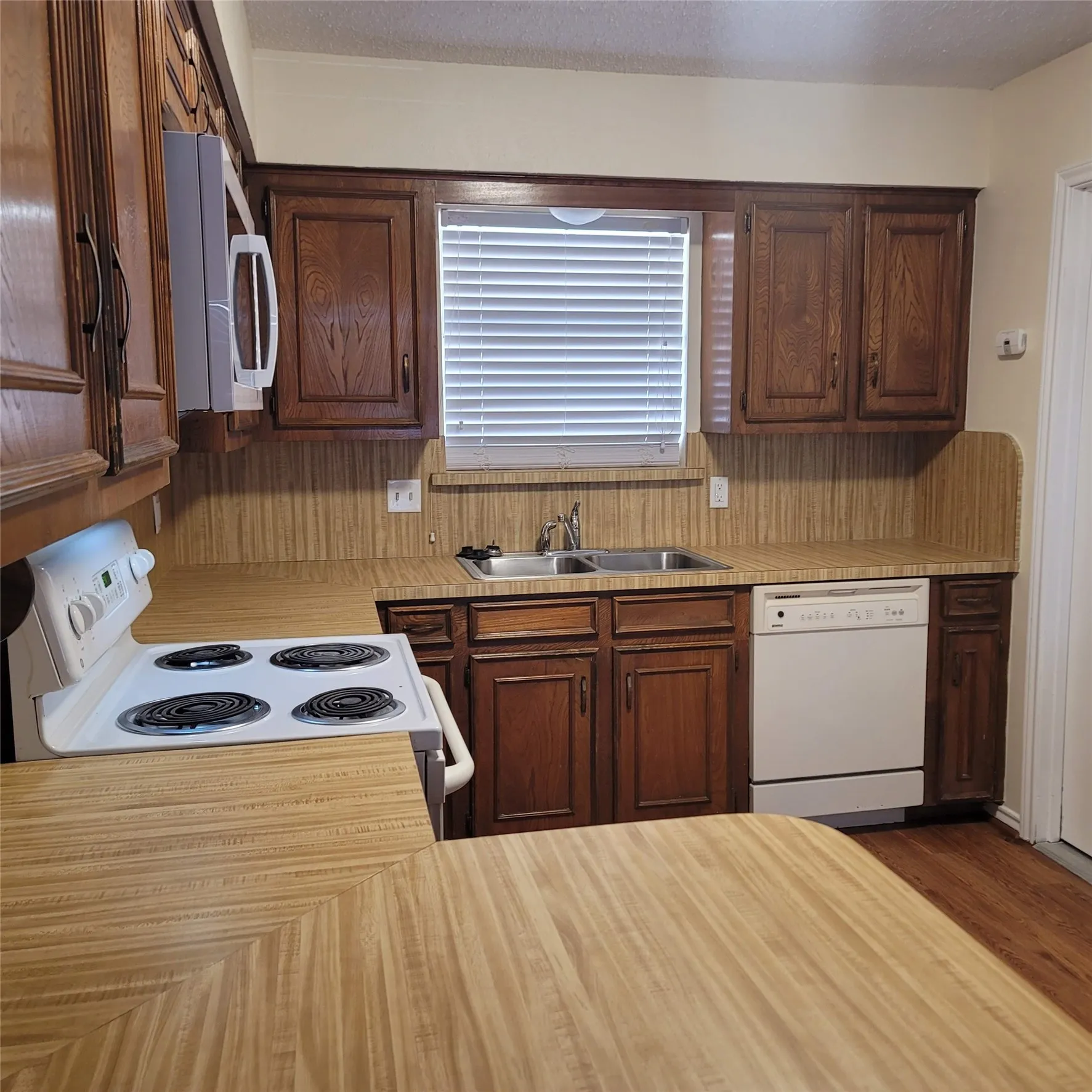 Single Family Residence For Rent in Ellis County , 615 Arleta Lane, Ennis, Texas 75119, 3 Bedroom, 2 Bathroom, 2 Garage spaces, 1,307 Sqft, built in 1981, mls#21383726, Real Estate Agent in Ennis, Homes For Rent in Ellis county, Homes For Rent in Ennis, Realtor in Ennis Texas, Real Estate Brokerage Independent Realty Texas, Luminita Cordes Realtor