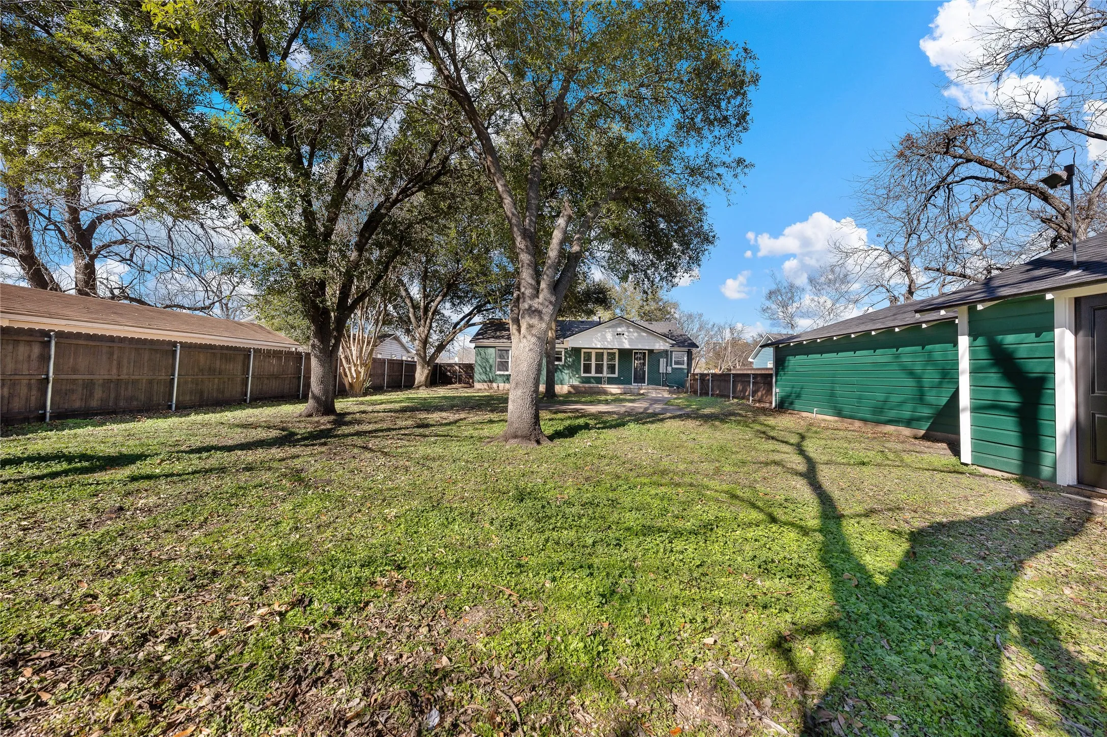 Single Family Residence For Sale in Mc Lennan County , 3306 Cumberland Avenue, Waco, Texas 76707, 2 Bedroom, 2 Bathroom, 4 Garage spaces, 1,635 Sqft, built in 1949, mls#21383409, Real Estate Agent in Waco, Homes For Sale in Mc Lennan county, Homes For Sale in Waco, Realtor in Waco Texas, Real Estate Brokerage Independent Realty Texas, Luminita Cordes Realtor