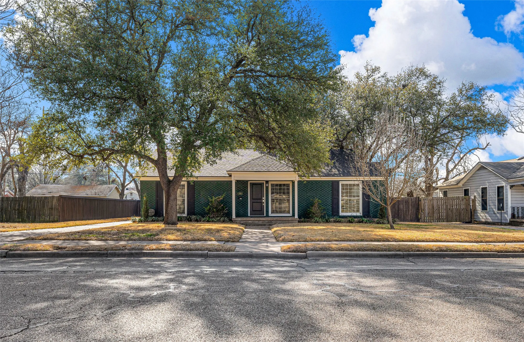 Single Family Residence For Sale in Mc Lennan County , 3306 Cumberland Avenue, Waco, Texas 76707, 2 Bedroom, 2 Bathroom, 4 Garage spaces, 1,635 Sqft, built in 1949, mls#21383409, Real Estate Agent in Waco, Homes For Sale in Mc Lennan county, Homes For Sale in Waco, Realtor in Waco Texas, Real Estate Brokerage Independent Realty Texas, Luminita Cordes Realtor