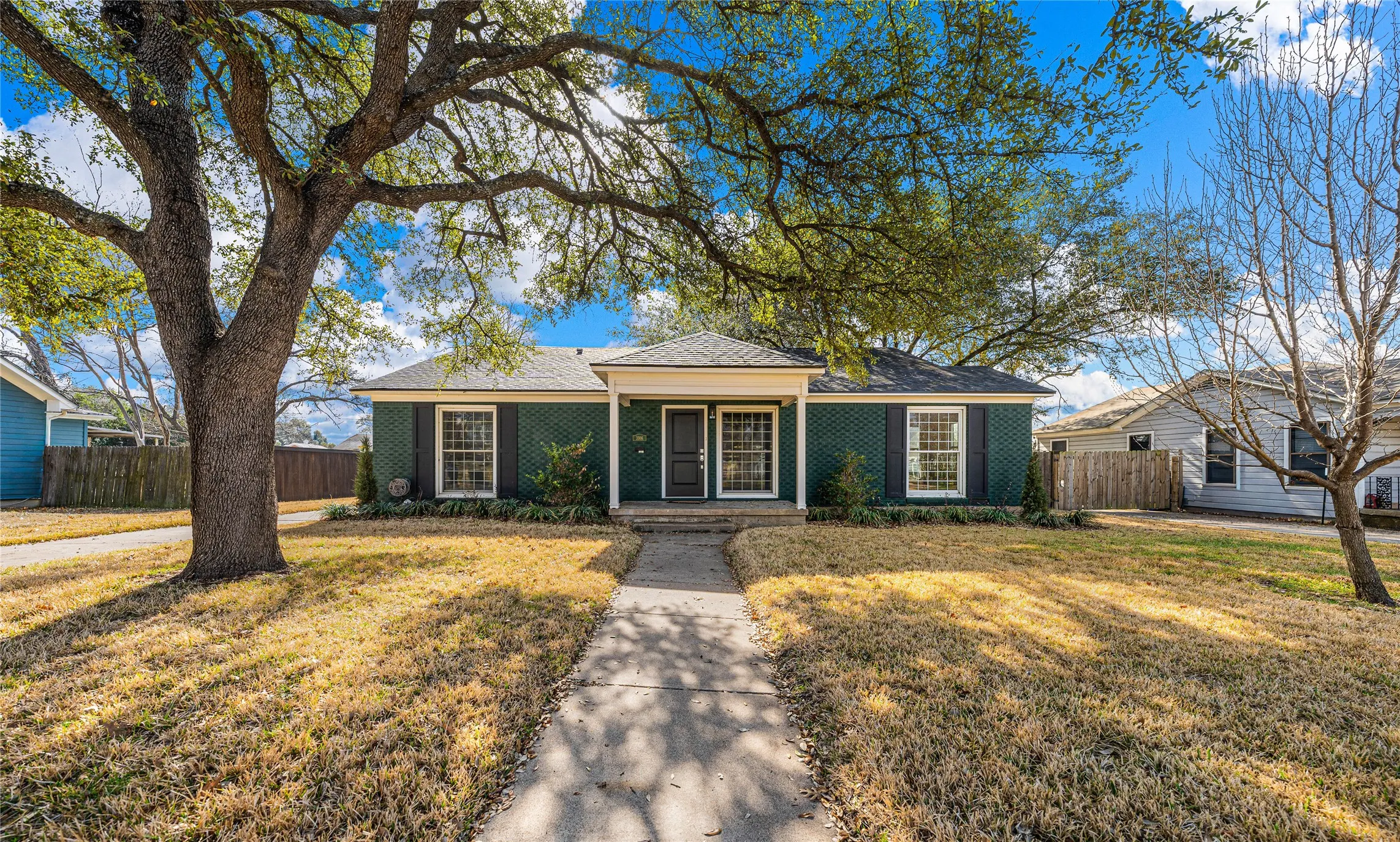 Single Family Residence For Sale in Mc Lennan County , 3306 Cumberland Avenue, Waco, Texas 76707, 2 Bedroom, 2 Bathroom, 4 Garage spaces, 1,635 Sqft, built in 1949, mls#21383409, Real Estate Agent in Waco, Homes For Sale in Mc Lennan county, Homes For Sale in Waco, Realtor in Waco Texas, Real Estate Brokerage Independent Realty Texas, Luminita Cordes Realtor