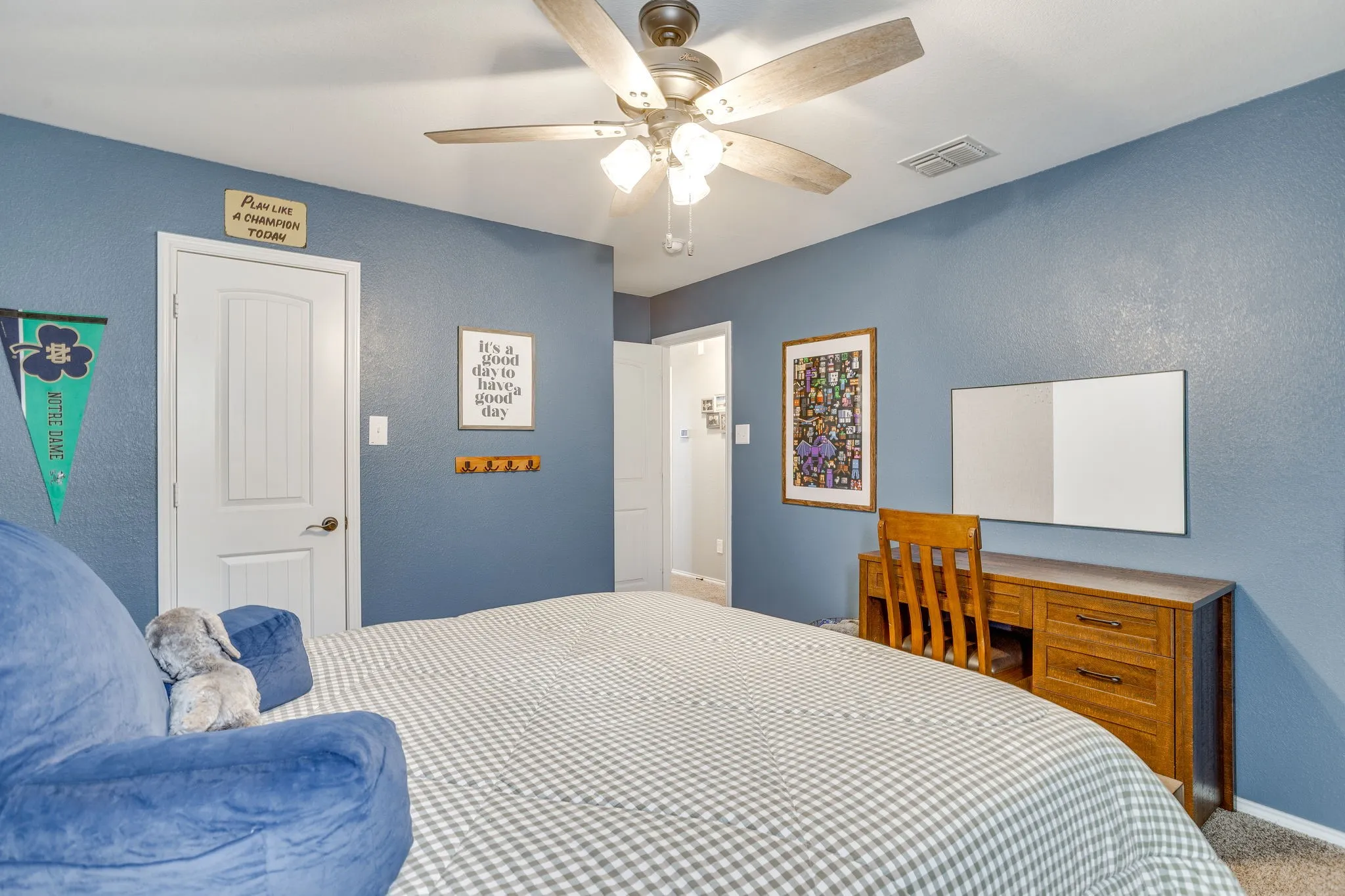 Ceiling fan with light fixture