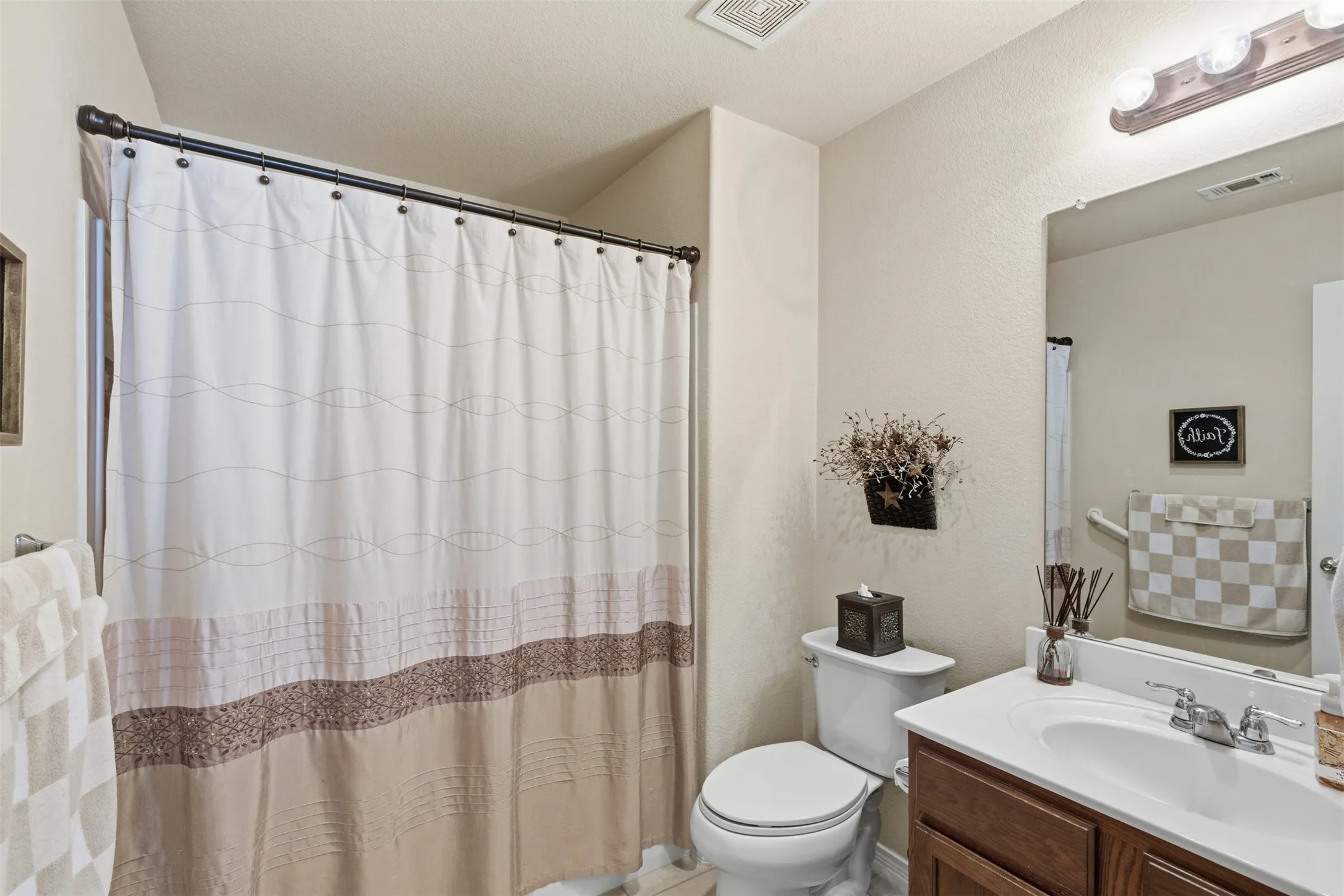 Single Family Residence For Sale in Denton County , 1417 Lone Pine Drive, Little Elm, Texas 75068, 3 Bedroom, 2 Bathroom, 2 Garage spaces, 1,507 Sqft, built in 2011, mls#21380541, Real Estate Agent in Little Elm, Homes For Sale in Denton county, Homes For Sale in Little Elm, Realtor in Little Elm Texas, Real Estate Brokerage Independent Realty Texas, Luminita Cordes Realtor