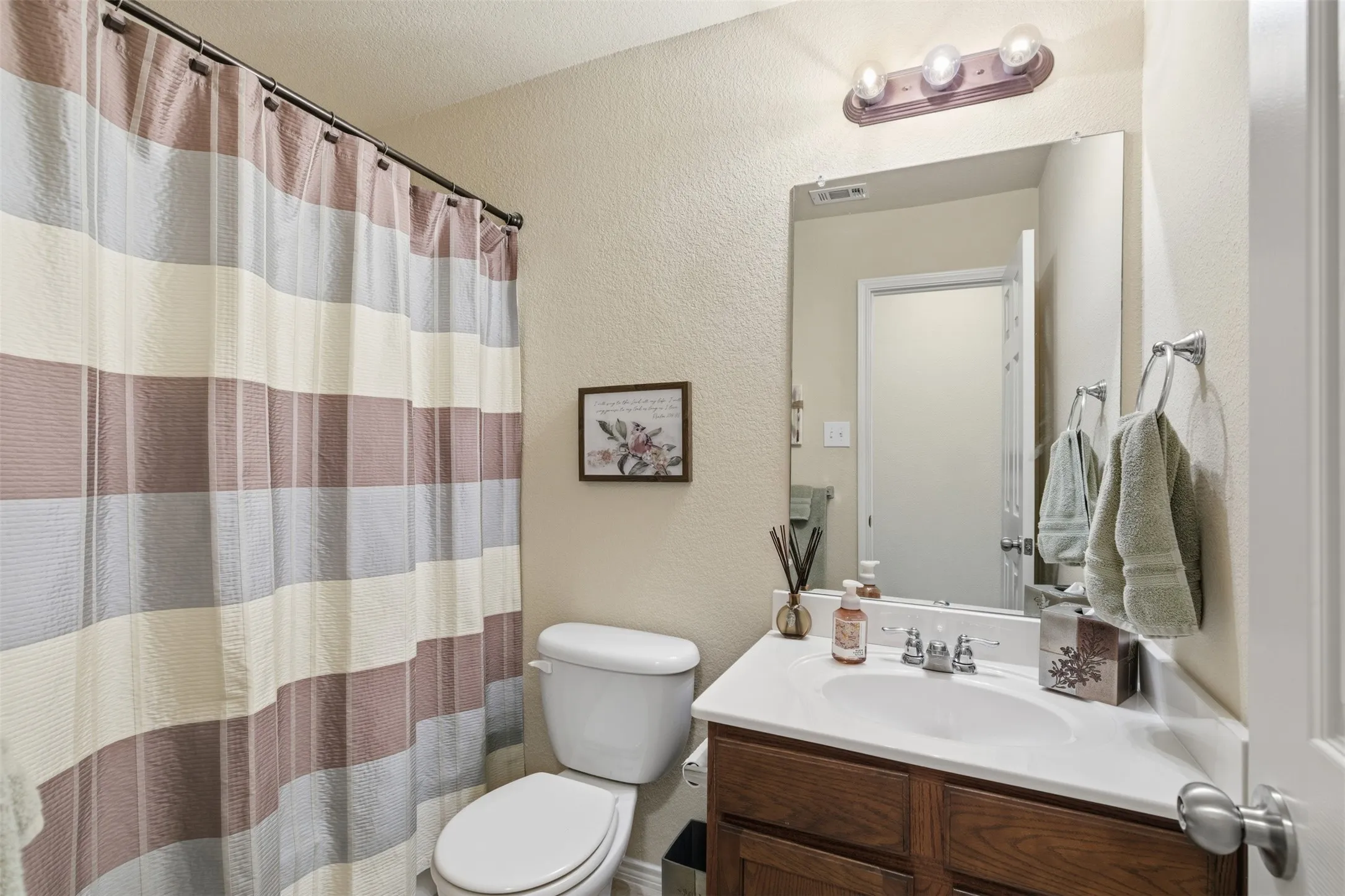 Single Family Residence For Sale in Denton County , 1417 Lone Pine Drive, Little Elm, Texas 75068, 3 Bedroom, 2 Bathroom, 2 Garage spaces, 1,507 Sqft, built in 2011, mls#21380541, Real Estate Agent in Little Elm, Homes For Sale in Denton county, Homes For Sale in Little Elm, Realtor in Little Elm Texas, Real Estate Brokerage Independent Realty Texas, Luminita Cordes Realtor