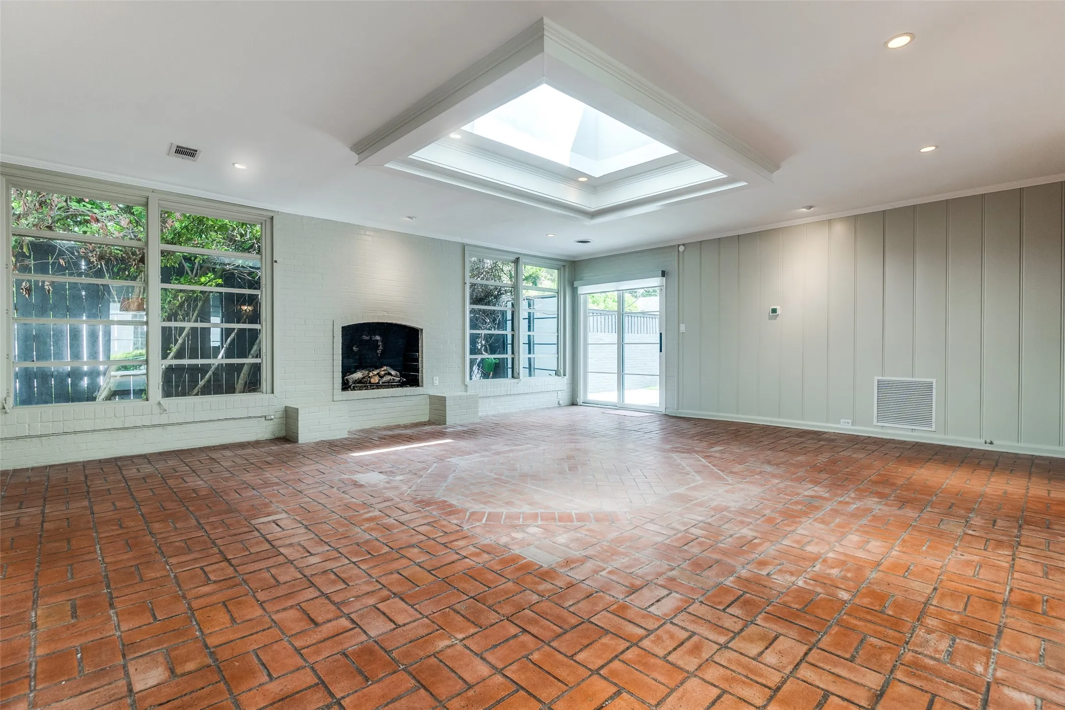 Single Family Residence For Rent in Dallas County , 4625 N Versailles Avenue, Highland Park, Texas 75209, 3 Bedroom, 3 Bathroom, 1 Garage spaces, 2,682 Sqft, built in 1940, mls#21383680, Real Estate Agent in Highland Park, Homes For Rent in Dallas county, Homes For Rent in Highland Park, Realtor in Highland Park Texas, Real Estate Brokerage Independent Realty Texas, Luminita Cordes Realtor