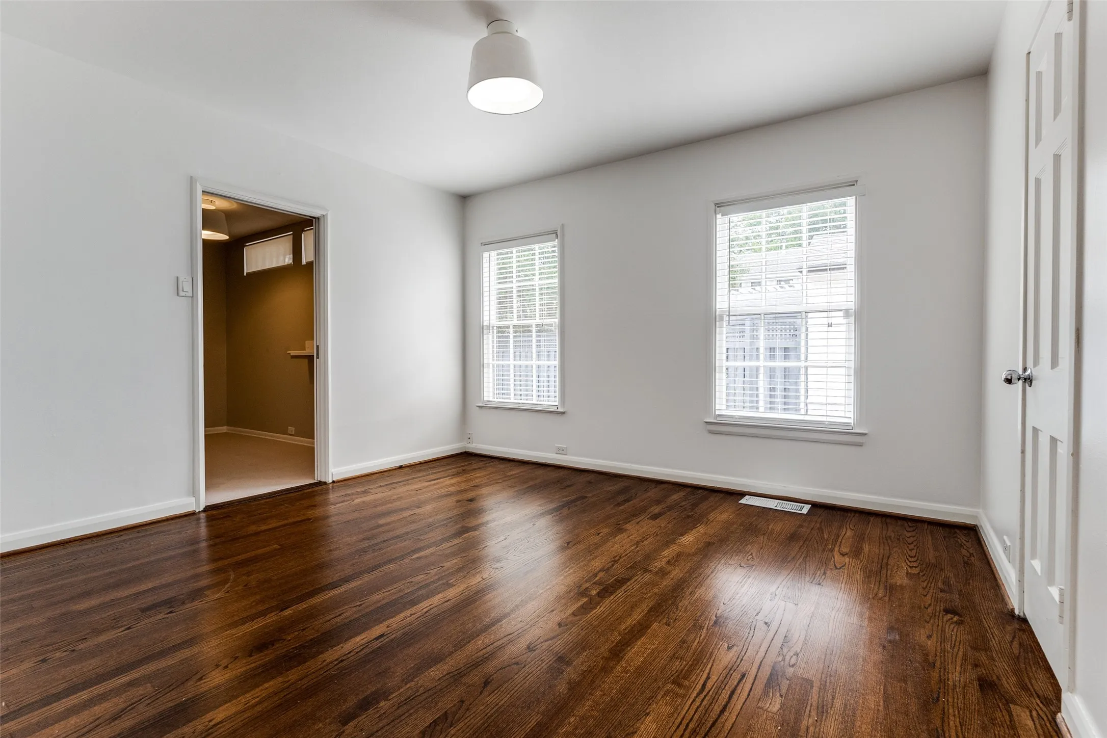 Single Family Residence For Rent in Dallas County , 4625 N Versailles Avenue, Highland Park, Texas 75209, 3 Bedroom, 3 Bathroom, 1 Garage spaces, 2,682 Sqft, built in 1940, mls#21383680, Real Estate Agent in Highland Park, Homes For Rent in Dallas county, Homes For Rent in Highland Park, Realtor in Highland Park Texas, Real Estate Brokerage Independent Realty Texas, Luminita Cordes Realtor