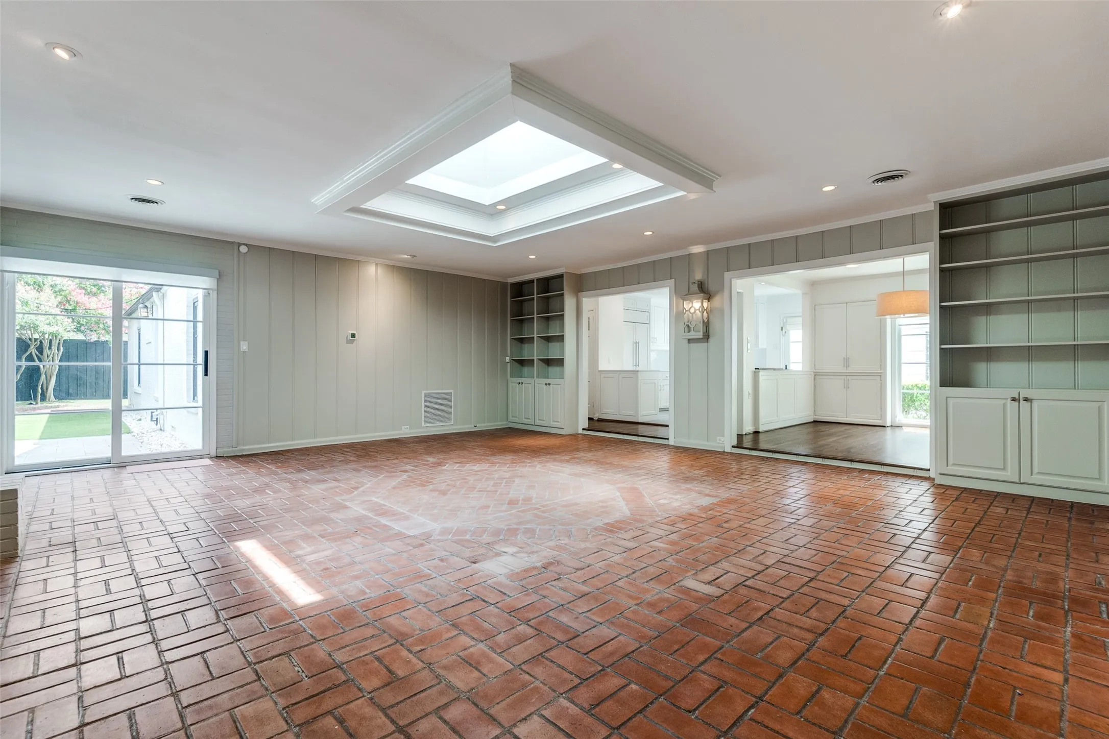 Single Family Residence For Rent in Dallas County , 4625 N Versailles Avenue, Highland Park, Texas 75209, 3 Bedroom, 3 Bathroom, 1 Garage spaces, 2,682 Sqft, built in 1940, mls#21383680, Real Estate Agent in Highland Park, Homes For Rent in Dallas county, Homes For Rent in Highland Park, Realtor in Highland Park Texas, Real Estate Brokerage Independent Realty Texas, Luminita Cordes Realtor