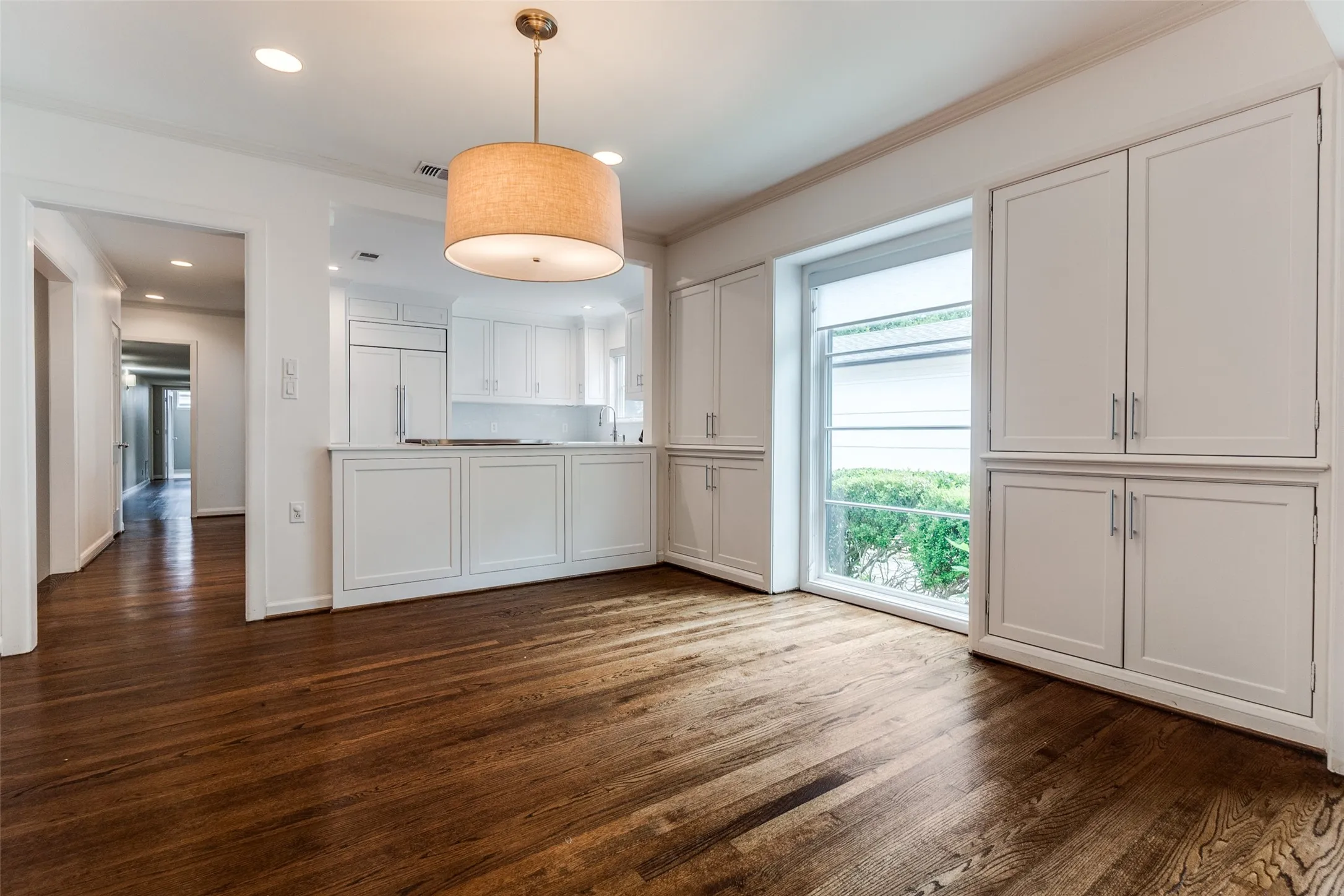 Single Family Residence For Rent in Dallas County , 4625 N Versailles Avenue, Highland Park, Texas 75209, 3 Bedroom, 3 Bathroom, 1 Garage spaces, 2,682 Sqft, built in 1940, mls#21383680, Real Estate Agent in Highland Park, Homes For Rent in Dallas county, Homes For Rent in Highland Park, Realtor in Highland Park Texas, Real Estate Brokerage Independent Realty Texas, Luminita Cordes Realtor
