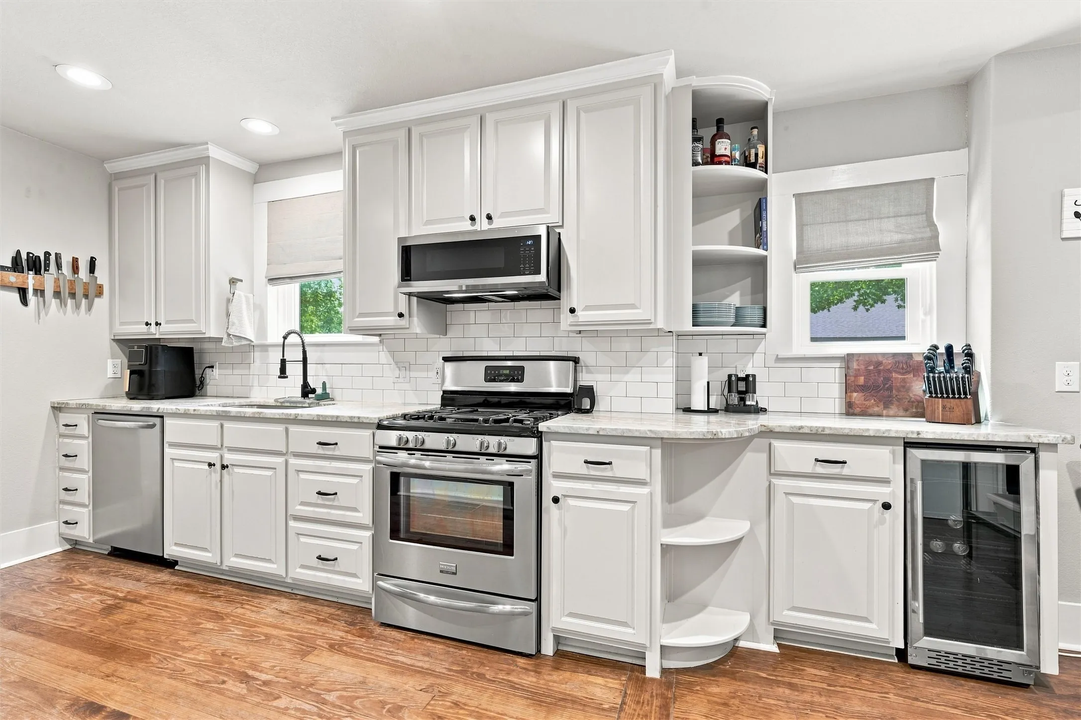 Single Family Residence For Sale in Mc Lennan County , 2716 Sanger Avenue, Waco, Texas 76707, 4 Bedroom, 3 Bathroom, 1 Garage spaces, 2,388 Sqft, built in 1920, mls#21383525, Real Estate Agent in Waco, Homes For Sale in Mc Lennan county, Homes For Sale in Waco, Realtor in Waco Texas, Real Estate Brokerage Independent Realty Texas, Luminita Cordes Realtor