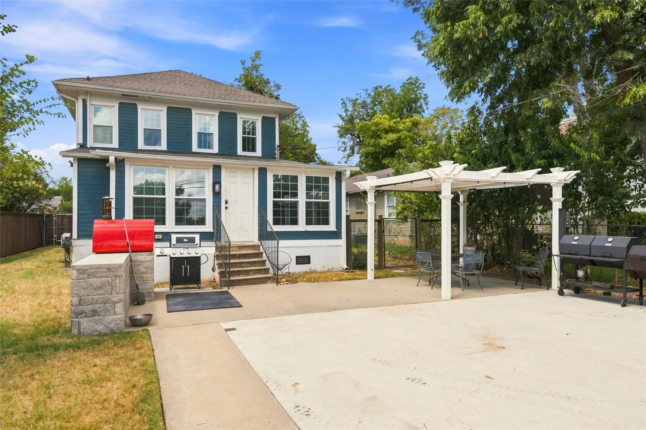 Single Family Residence For Sale in Mc Lennan County , 2716 Sanger Avenue, Waco, Texas 76707, 4 Bedroom, 3 Bathroom, 1 Garage spaces, 2,388 Sqft, built in 1920, mls#21383525, Real Estate Agent in Waco, Homes For Sale in Mc Lennan county, Homes For Sale in Waco, Realtor in Waco Texas, Real Estate Brokerage Independent Realty Texas, Luminita Cordes Realtor