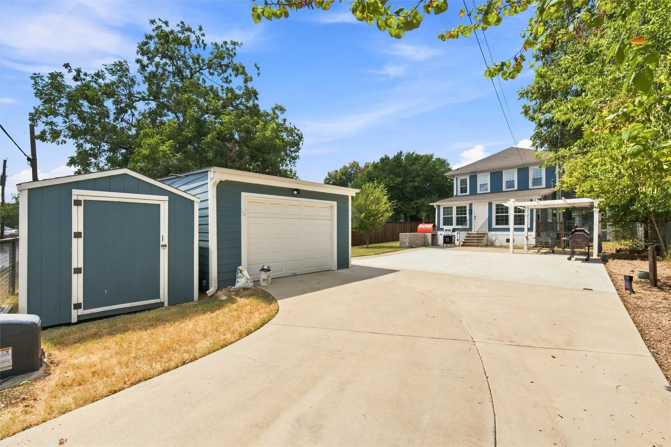 Single Family Residence For Sale in Mc Lennan County , 2716 Sanger Avenue, Waco, Texas 76707, 4 Bedroom, 3 Bathroom, 1 Garage spaces, 2,388 Sqft, built in 1920, mls#21383525, Real Estate Agent in Waco, Homes For Sale in Mc Lennan county, Homes For Sale in Waco, Realtor in Waco Texas, Real Estate Brokerage Independent Realty Texas, Luminita Cordes Realtor