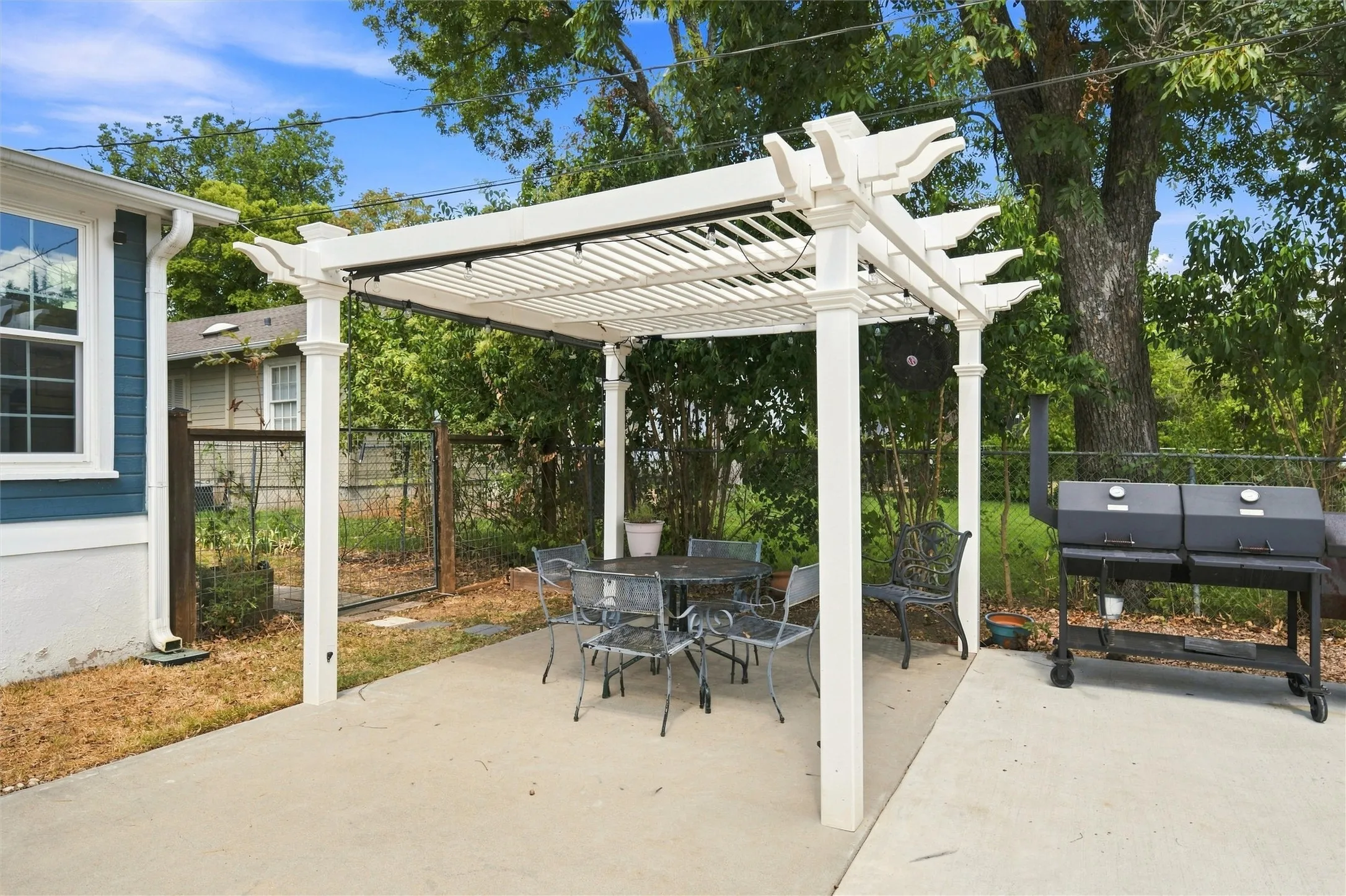 Single Family Residence For Sale in Mc Lennan County , 2716 Sanger Avenue, Waco, Texas 76707, 4 Bedroom, 3 Bathroom, 1 Garage spaces, 2,388 Sqft, built in 1920, mls#21383525, Real Estate Agent in Waco, Homes For Sale in Mc Lennan county, Homes For Sale in Waco, Realtor in Waco Texas, Real Estate Brokerage Independent Realty Texas, Luminita Cordes Realtor