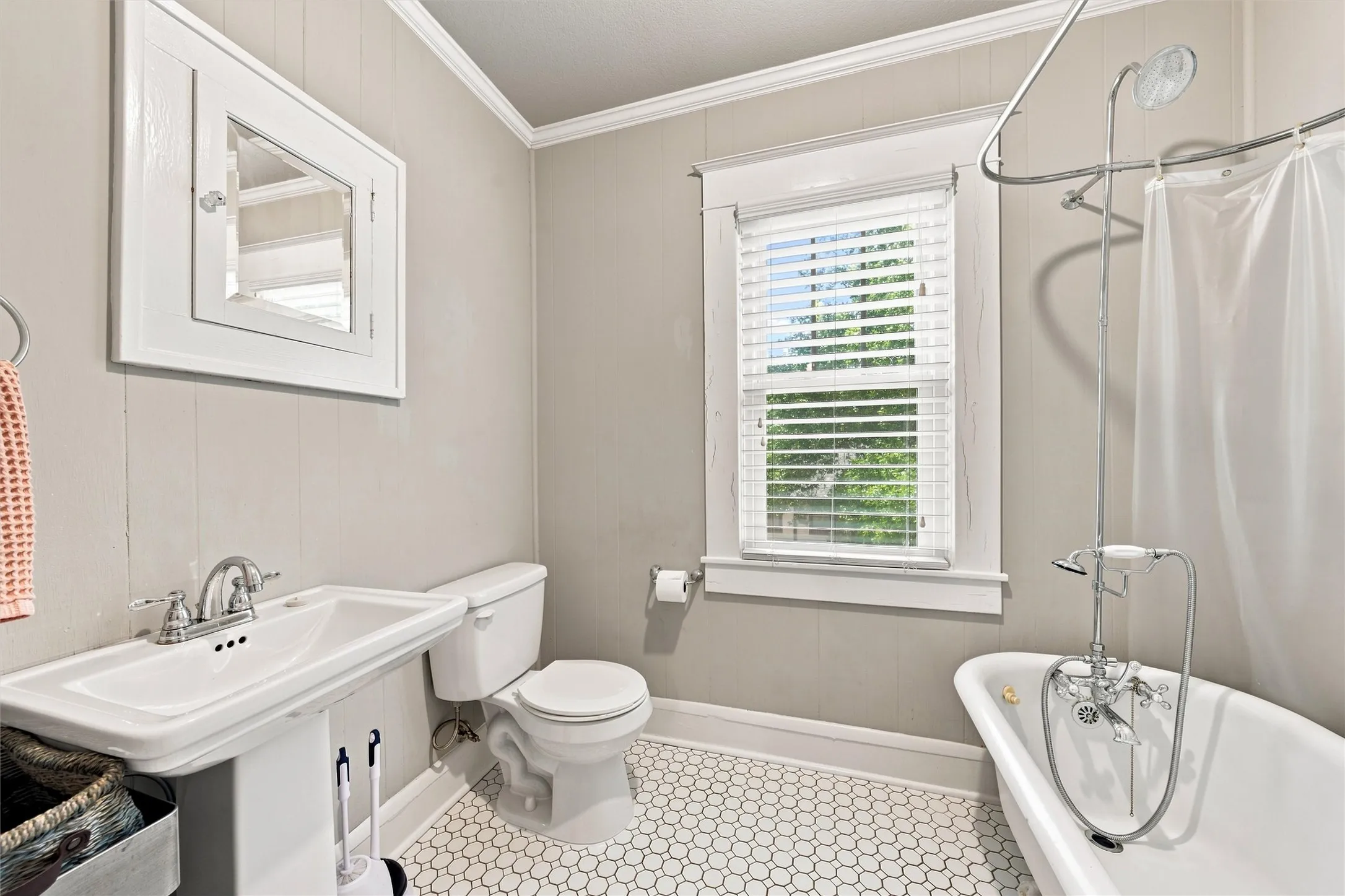 Single Family Residence For Sale in Mc Lennan County , 2716 Sanger Avenue, Waco, Texas 76707, 4 Bedroom, 3 Bathroom, 1 Garage spaces, 2,388 Sqft, built in 1920, mls#21383525, Real Estate Agent in Waco, Homes For Sale in Mc Lennan county, Homes For Sale in Waco, Realtor in Waco Texas, Real Estate Brokerage Independent Realty Texas, Luminita Cordes Realtor