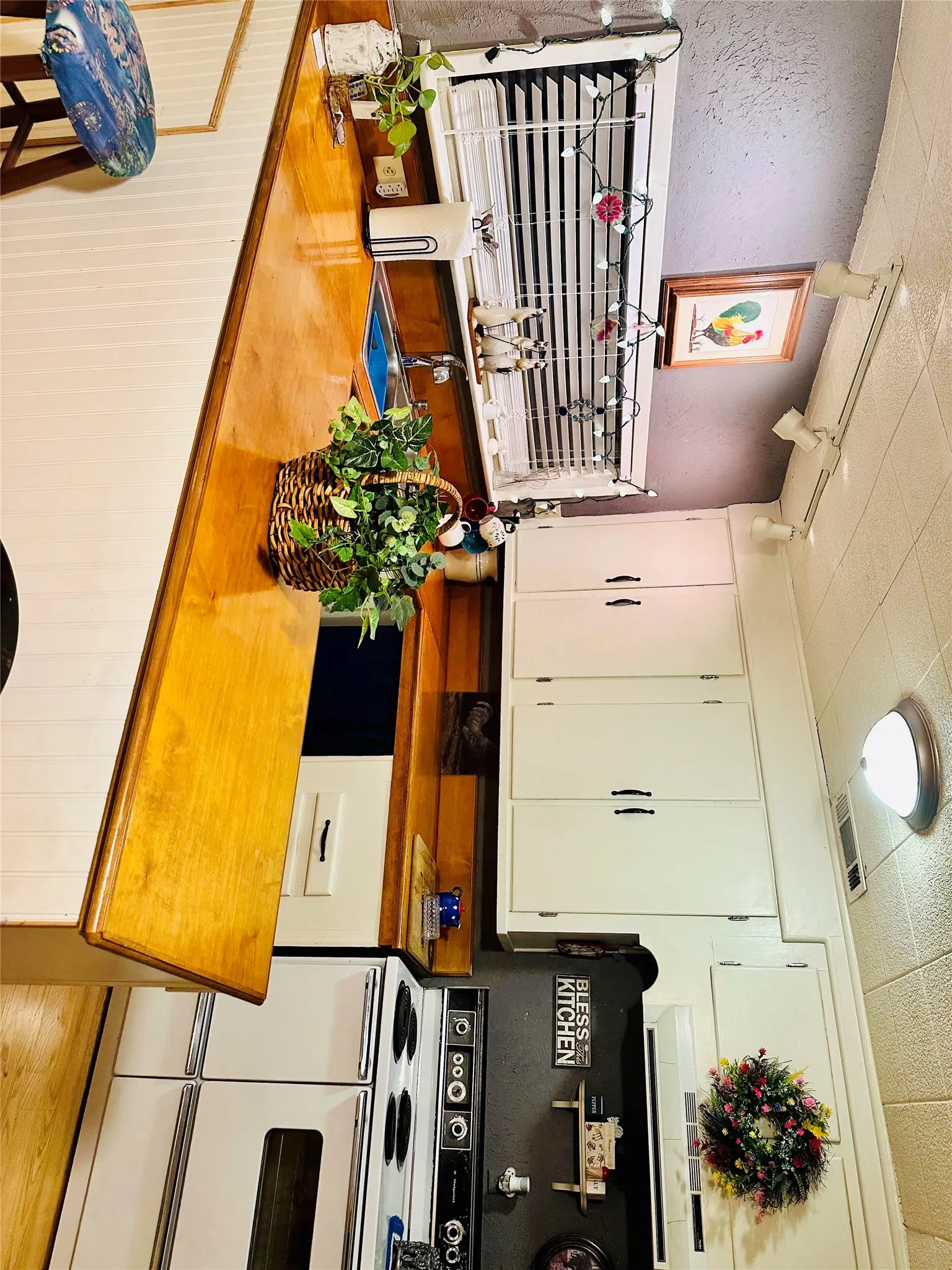 Single Family Residence For Rent in Wood County , 1033 N Johnson Street, Mineola, Texas 75773, 2 Bedroom, 1 Bathroom, Garage spaces, 944 Sqft, built in 1940, mls#21370607, Real Estate Agent in Mineola, Homes For Rent in Wood county, Homes For Rent in Mineola, Realtor in Mineola Texas, Real Estate Brokerage Independent Realty Texas, Luminita Cordes Realtor