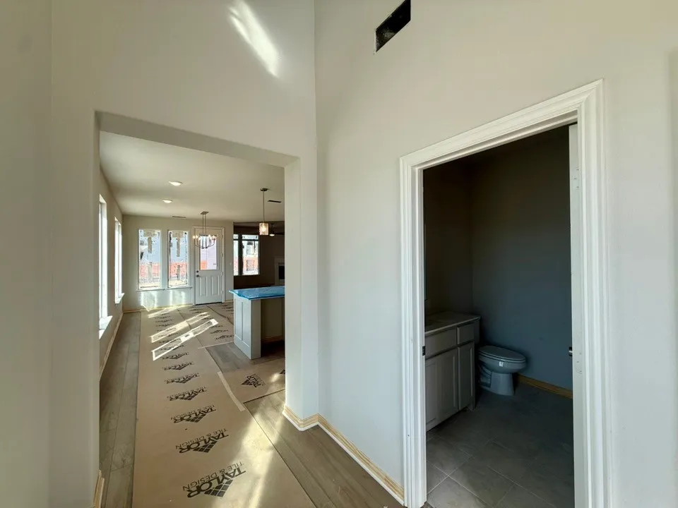 Archway entry to an open-concept area featuring recessed lighting
