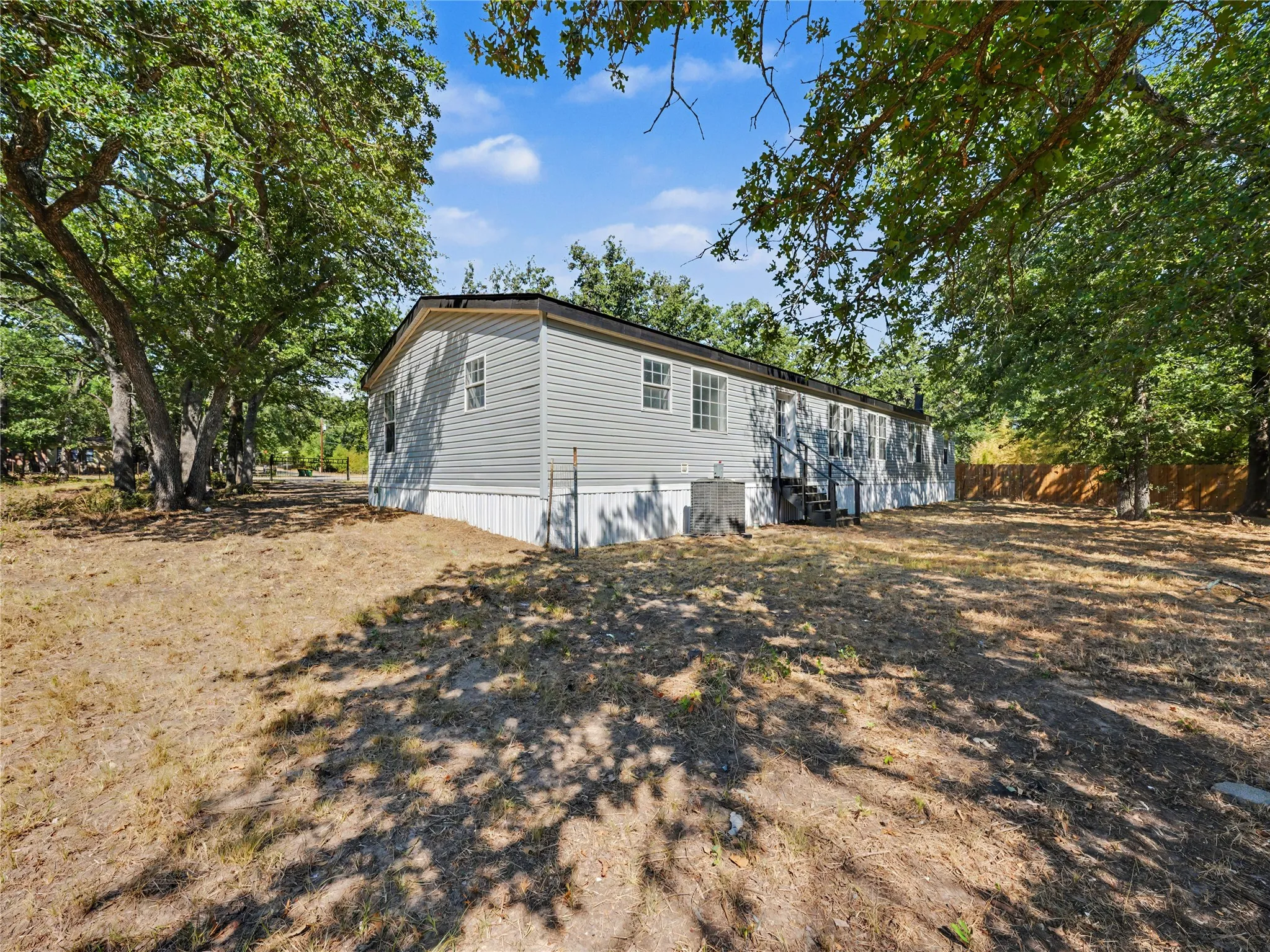 Mobile Home For Sale in Parker County , 109 Summers Circle, Azle, Texas 76020, 4 Bedroom, 2 Bathroom, Garage spaces, 2,128 Sqft, built in 2004, mls#21381593, Real Estate Agent in Azle, Homes For Sale in Parker county, Homes For Sale in Azle, Realtor in Azle Texas, Real Estate Brokerage Independent Realty Texas, Luminita Cordes Realtor