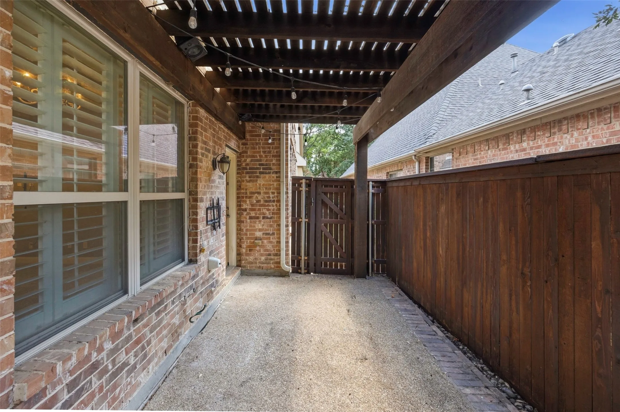 Single Family Residence For Sale in Tarrant County , 2508 Waters Edge Lane, Fort Worth, Texas 76116, 3 Bedroom, 2 Bathroom, 2 Garage spaces, 1,797 Sqft, built in 2007, mls#21382222, Real Estate Agent in Fort Worth, Homes For Sale in Tarrant county, Homes For Sale in Fort Worth, Realtor in Fort Worth Texas, Real Estate Brokerage Independent Realty Texas, Luminita Cordes Realtor