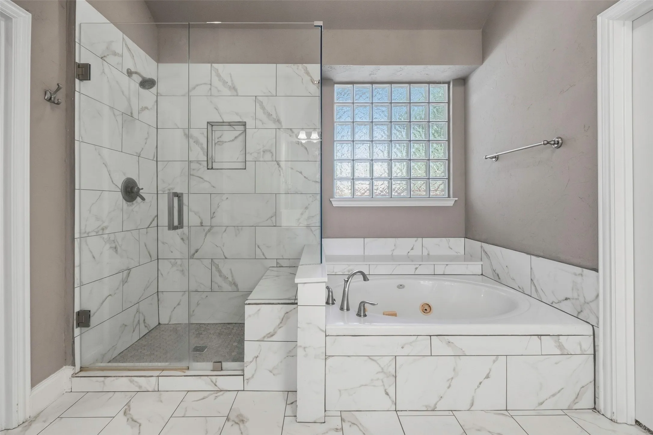 Single Family Residence For Sale in Tarrant County , 2508 Waters Edge Lane, Fort Worth, Texas 76116, 3 Bedroom, 2 Bathroom, 2 Garage spaces, 1,797 Sqft, built in 2007, mls#21382222, Real Estate Agent in Fort Worth, Homes For Sale in Tarrant county, Homes For Sale in Fort Worth, Realtor in Fort Worth Texas, Real Estate Brokerage Independent Realty Texas, Luminita Cordes Realtor