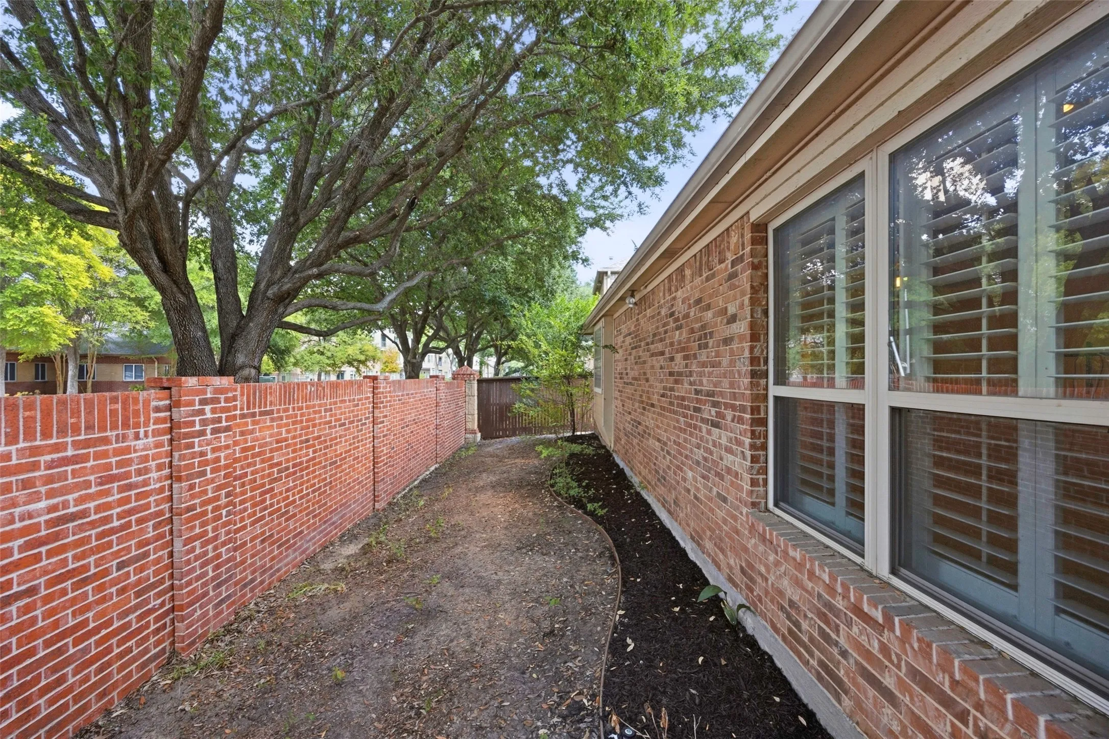 Single Family Residence For Sale in Tarrant County , 2508 Waters Edge Lane, Fort Worth, Texas 76116, 3 Bedroom, 2 Bathroom, 2 Garage spaces, 1,797 Sqft, built in 2007, mls#21382222, Real Estate Agent in Fort Worth, Homes For Sale in Tarrant county, Homes For Sale in Fort Worth, Realtor in Fort Worth Texas, Real Estate Brokerage Independent Realty Texas, Luminita Cordes Realtor