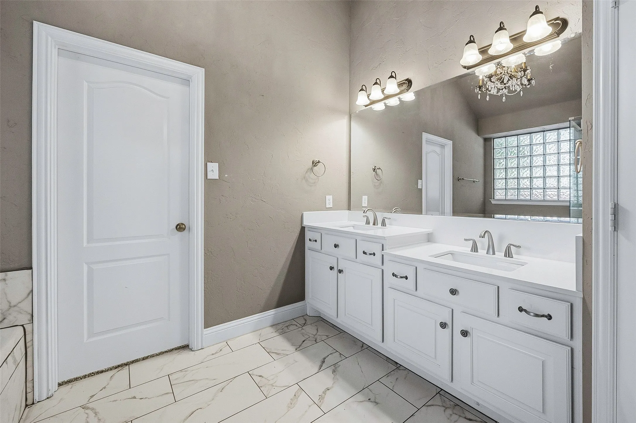Single Family Residence For Sale in Tarrant County , 2508 Waters Edge Lane, Fort Worth, Texas 76116, 3 Bedroom, 2 Bathroom, 2 Garage spaces, 1,797 Sqft, built in 2007, mls#21382222, Real Estate Agent in Fort Worth, Homes For Sale in Tarrant county, Homes For Sale in Fort Worth, Realtor in Fort Worth Texas, Real Estate Brokerage Independent Realty Texas, Luminita Cordes Realtor