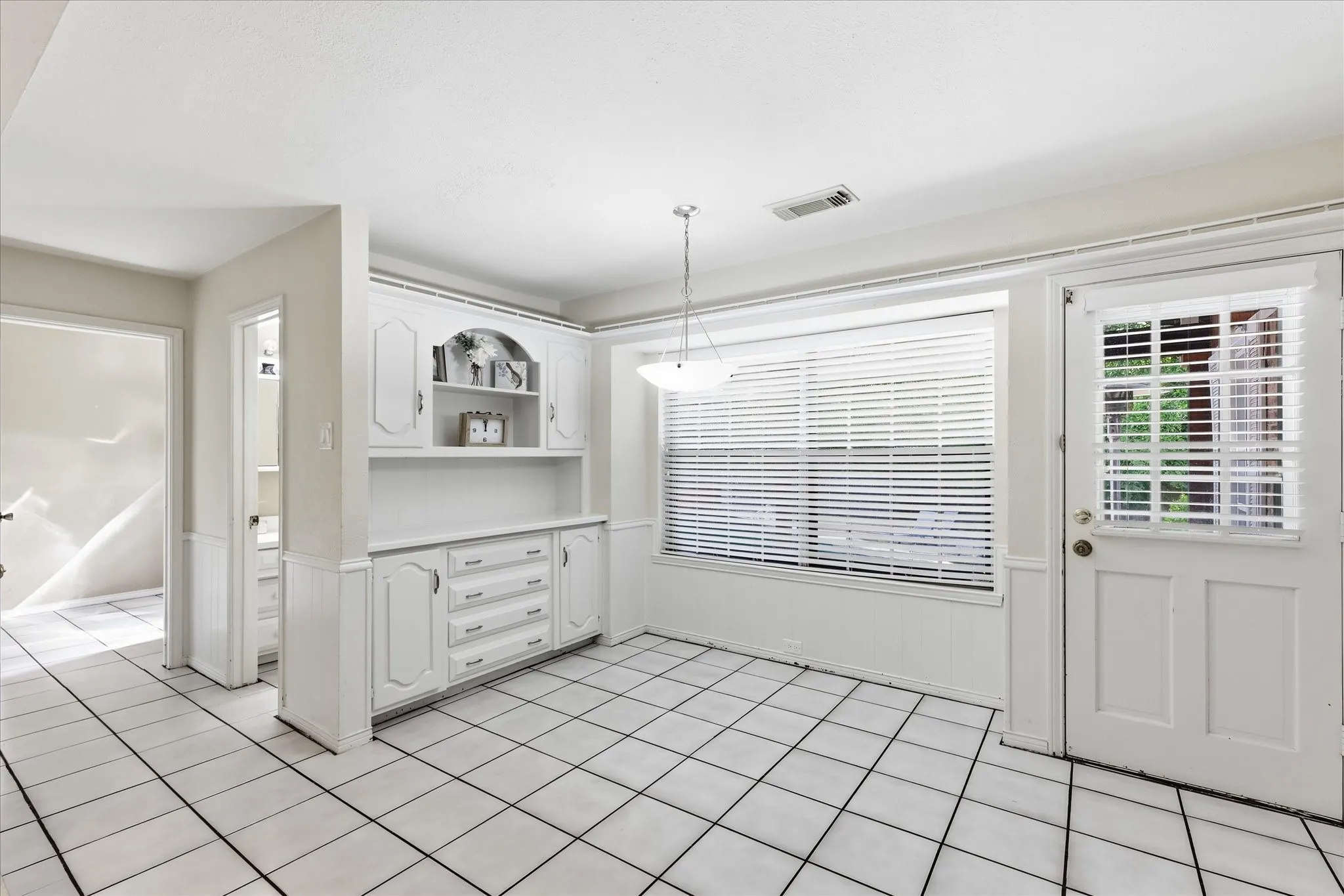 Single Family Residence For Sale in Dallas County , 919 Green Hills Road, Duncanville, Texas 75137, 5 Bedroom, 5 Bathroom, 2 Garage spaces, 3,141 Sqft, built in 1975, mls#21382953, Real Estate Agent in Duncanville, Homes For Sale in Dallas county, Homes For Sale in Duncanville, Realtor in Duncanville Texas, Real Estate Brokerage Independent Realty Texas, Luminita Cordes Realtor