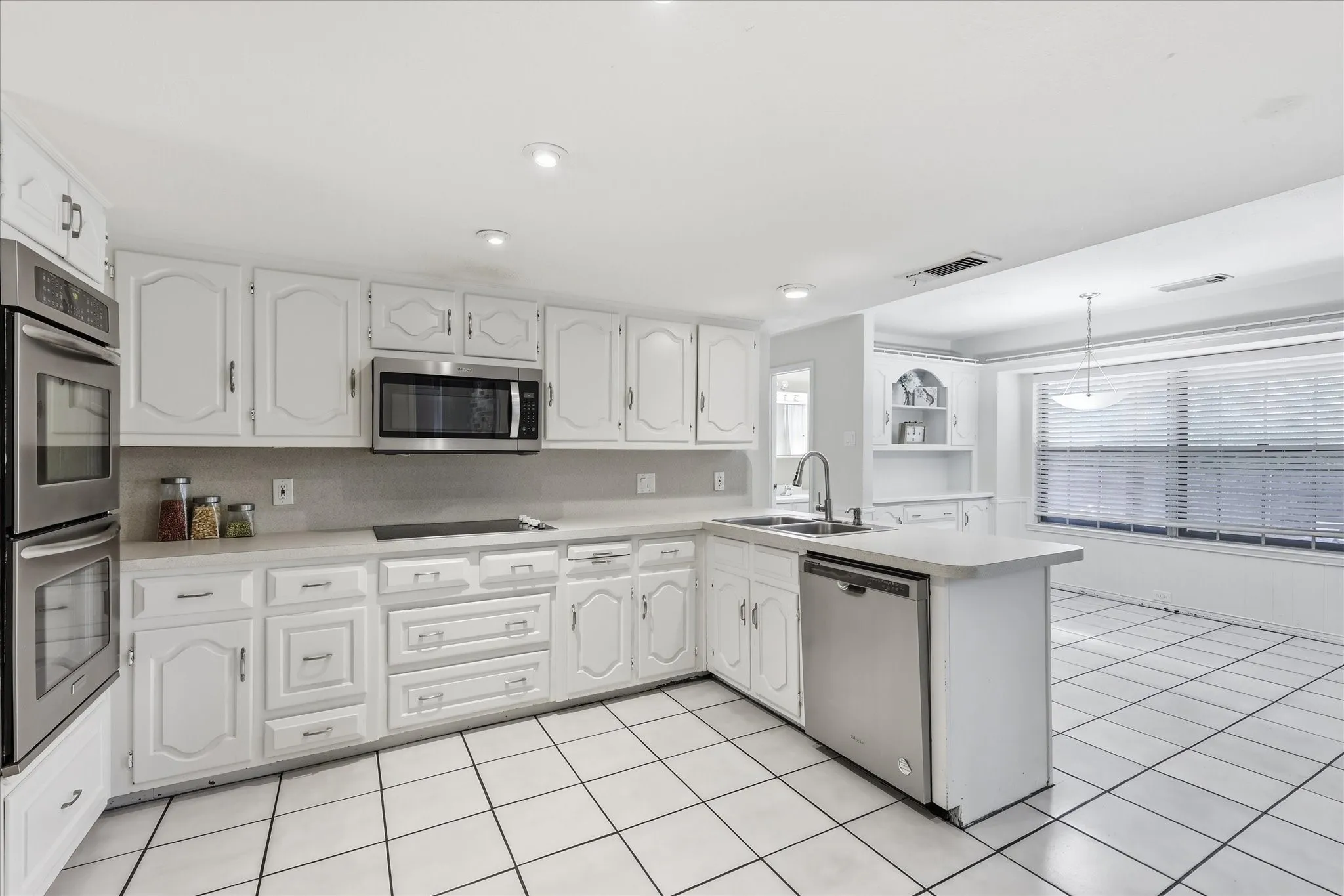 Single Family Residence For Sale in Dallas County , 919 Green Hills Road, Duncanville, Texas 75137, 5 Bedroom, 5 Bathroom, 2 Garage spaces, 3,141 Sqft, built in 1975, mls#21382953, Real Estate Agent in Duncanville, Homes For Sale in Dallas county, Homes For Sale in Duncanville, Realtor in Duncanville Texas, Real Estate Brokerage Independent Realty Texas, Luminita Cordes Realtor