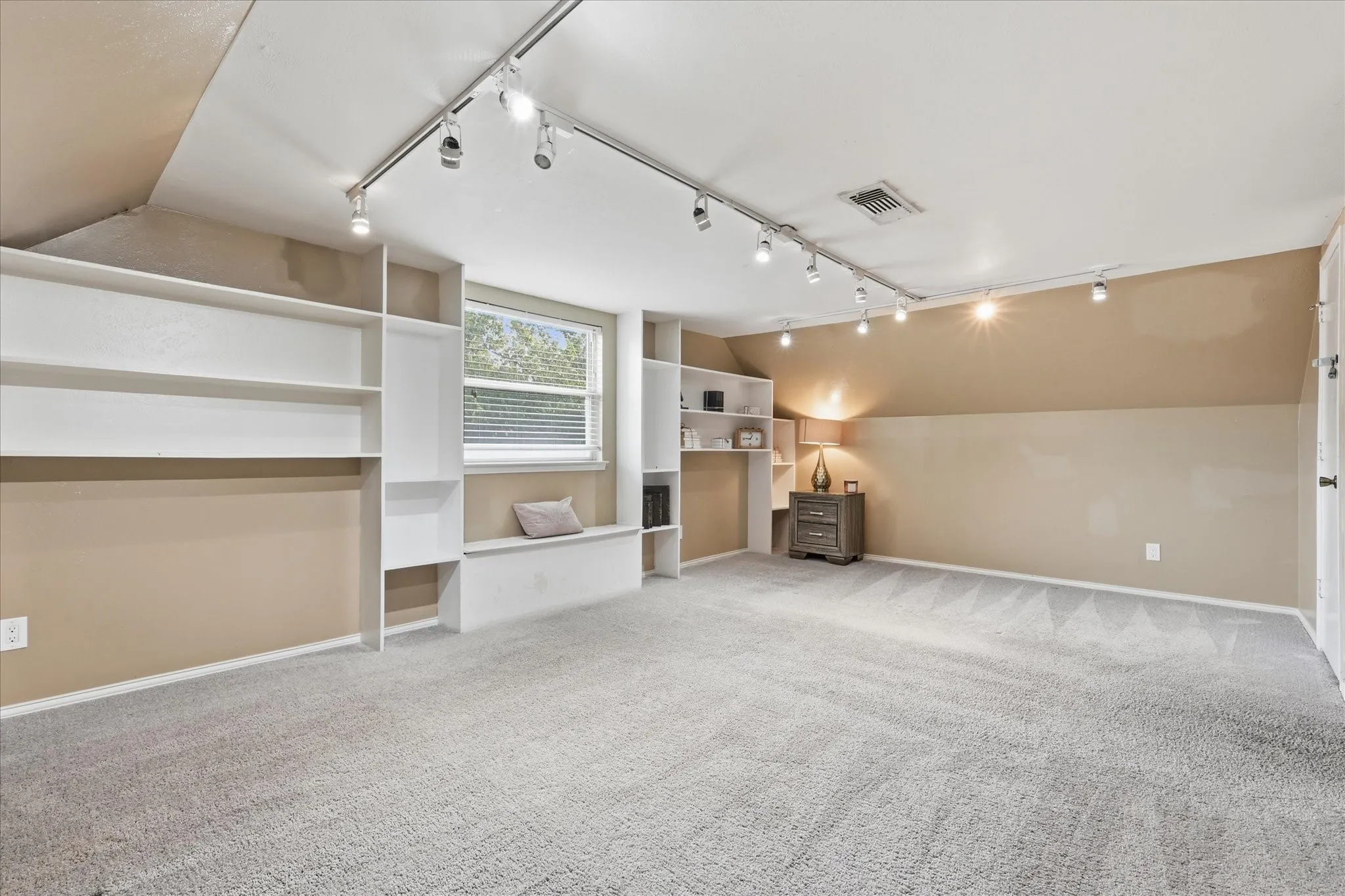 Single Family Residence For Sale in Dallas County , 919 Green Hills Road, Duncanville, Texas 75137, 5 Bedroom, 5 Bathroom, 2 Garage spaces, 3,141 Sqft, built in 1975, mls#21382953, Real Estate Agent in Duncanville, Homes For Sale in Dallas county, Homes For Sale in Duncanville, Realtor in Duncanville Texas, Real Estate Brokerage Independent Realty Texas, Luminita Cordes Realtor