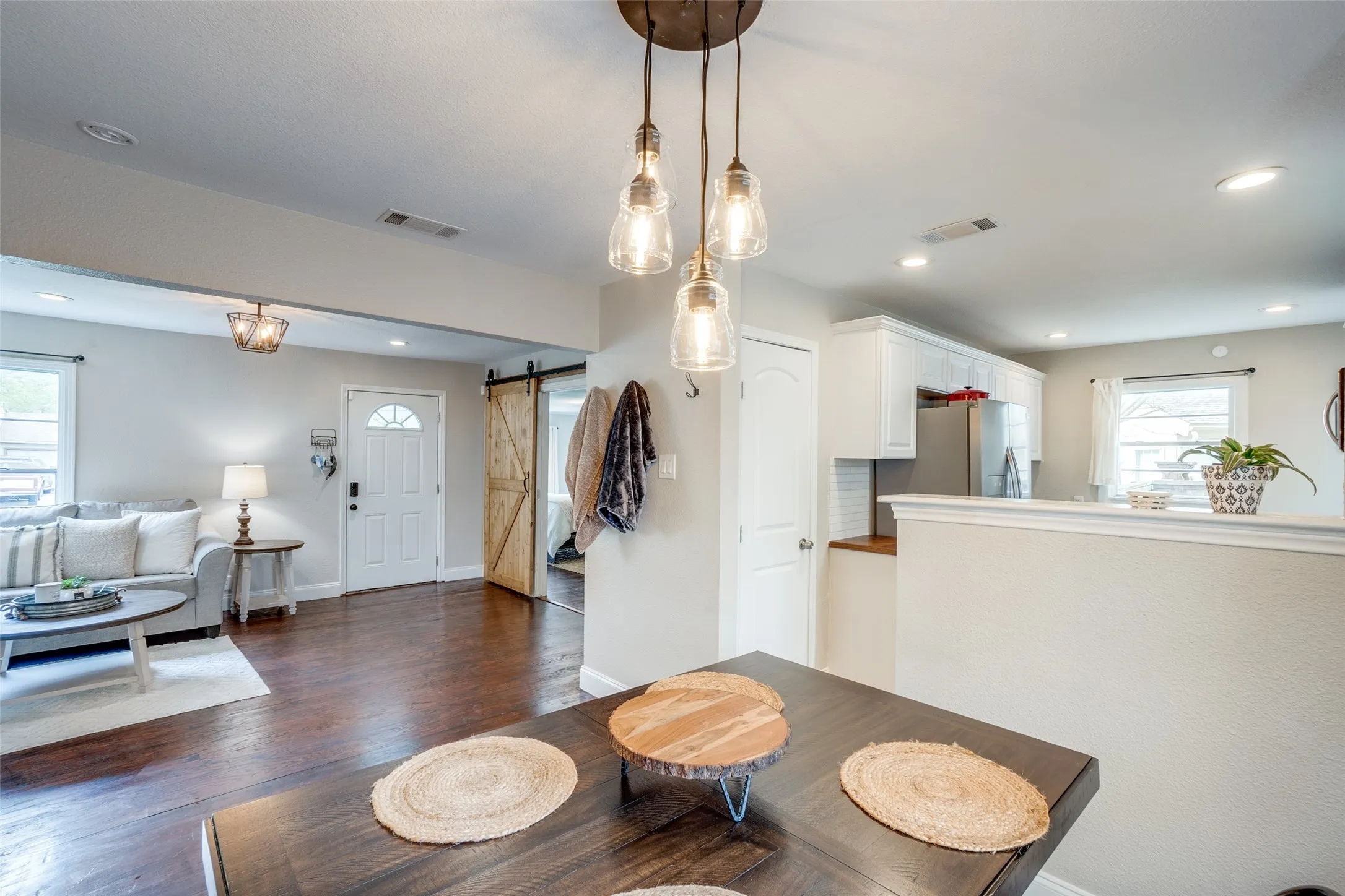 Single Family Residence For Rent in Dallas County , 2111 Norwood Drive, Dallas, Texas 75228, 3 Bedroom, 2 Bathroom, 2 Garage spaces, 1,120 Sqft, built in 1951, mls#21374217, Real Estate Agent in Dallas, Homes For Rent in Dallas county, Homes For Rent in Dallas, Realtor in Dallas Texas, Real Estate Brokerage Independent Realty Texas, Luminita Cordes Realtor