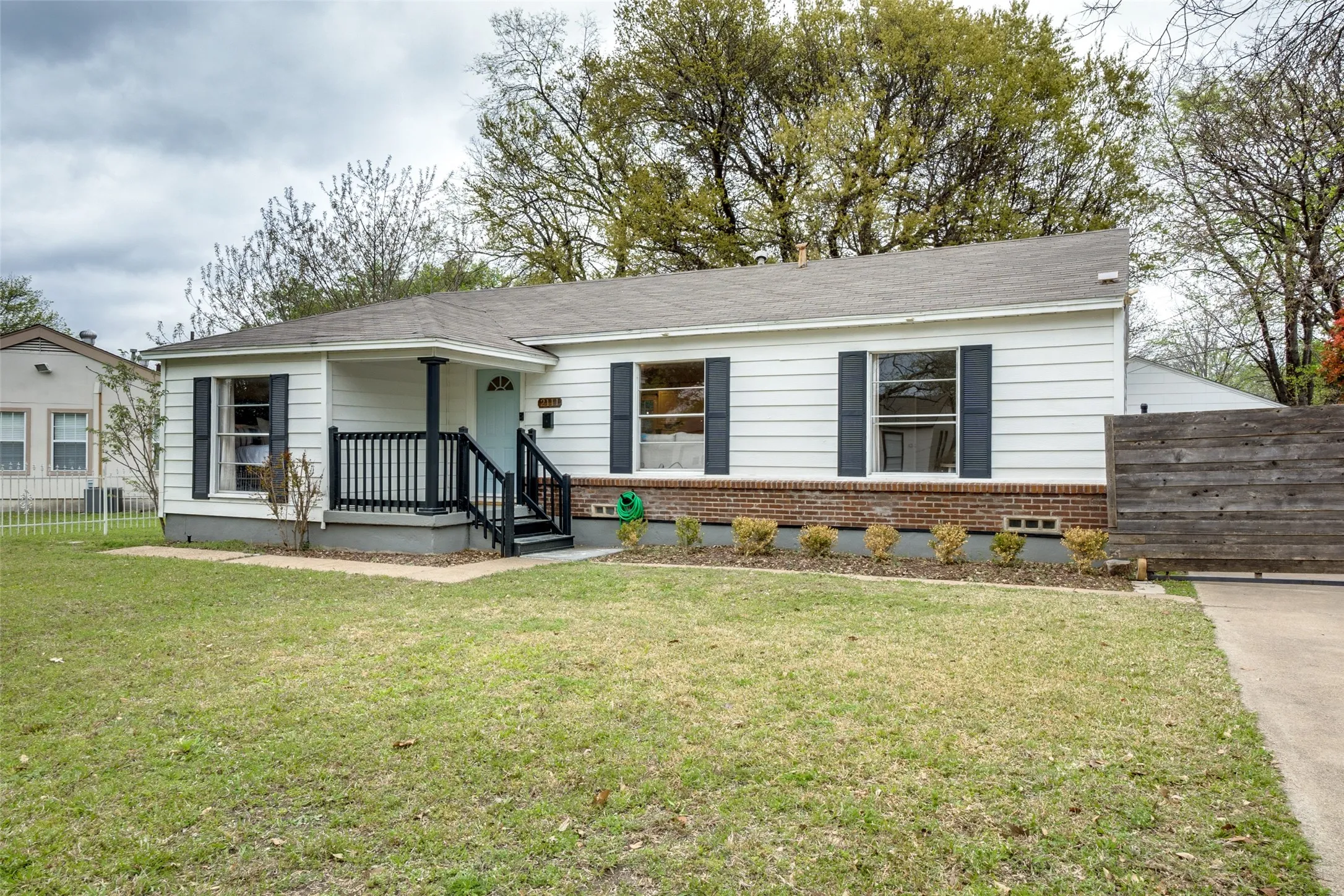 Single Family Residence For Rent in Dallas County , 2111 Norwood Drive, Dallas, Texas 75228, 3 Bedroom, 2 Bathroom, 2 Garage spaces, 1,120 Sqft, built in 1951, mls#21374217, Real Estate Agent in Dallas, Homes For Rent in Dallas county, Homes For Rent in Dallas, Realtor in Dallas Texas, Real Estate Brokerage Independent Realty Texas, Luminita Cordes Realtor