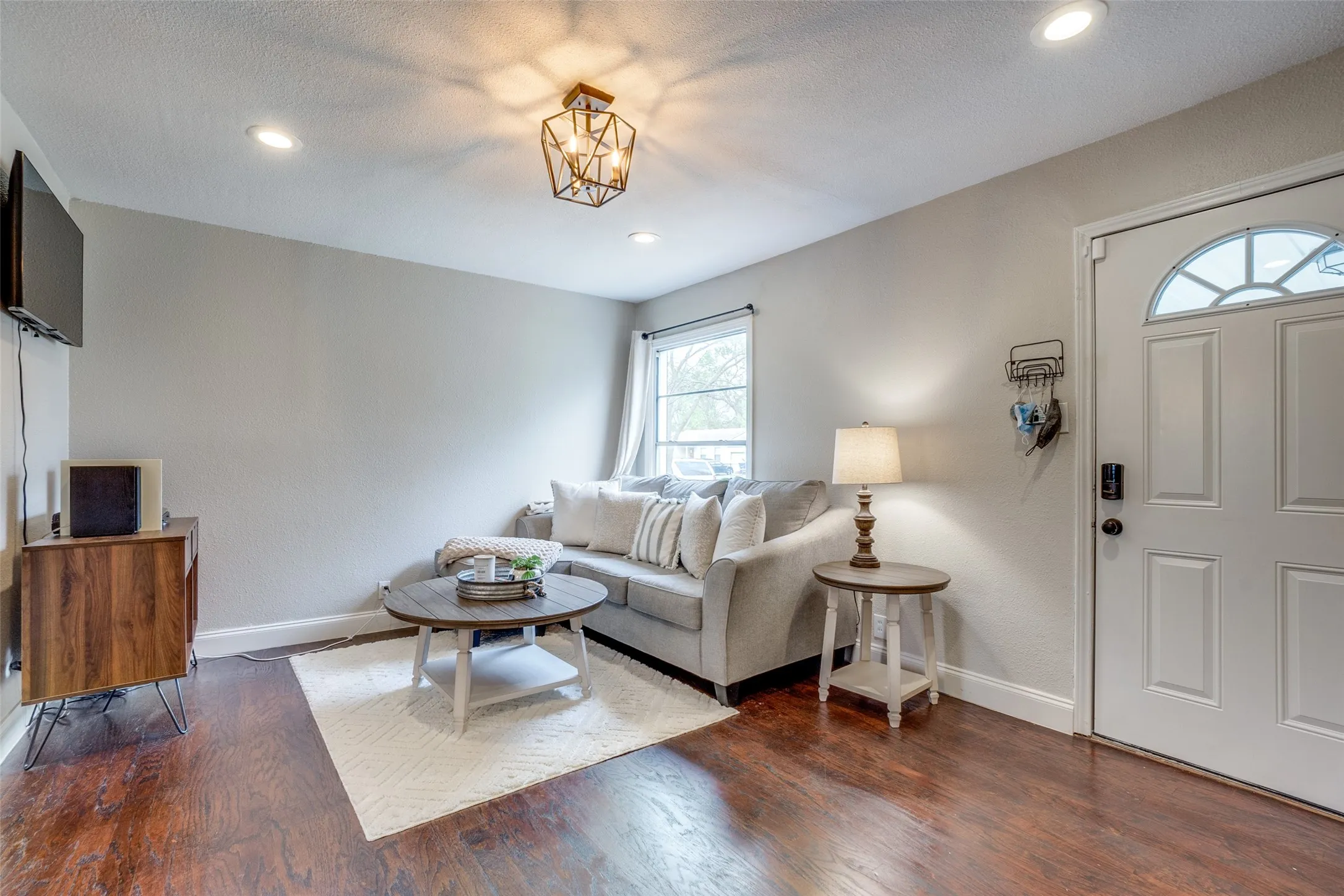 Single Family Residence For Rent in Dallas County , 2111 Norwood Drive, Dallas, Texas 75228, 3 Bedroom, 2 Bathroom, 2 Garage spaces, 1,120 Sqft, built in 1951, mls#21374217, Real Estate Agent in Dallas, Homes For Rent in Dallas county, Homes For Rent in Dallas, Realtor in Dallas Texas, Real Estate Brokerage Independent Realty Texas, Luminita Cordes Realtor