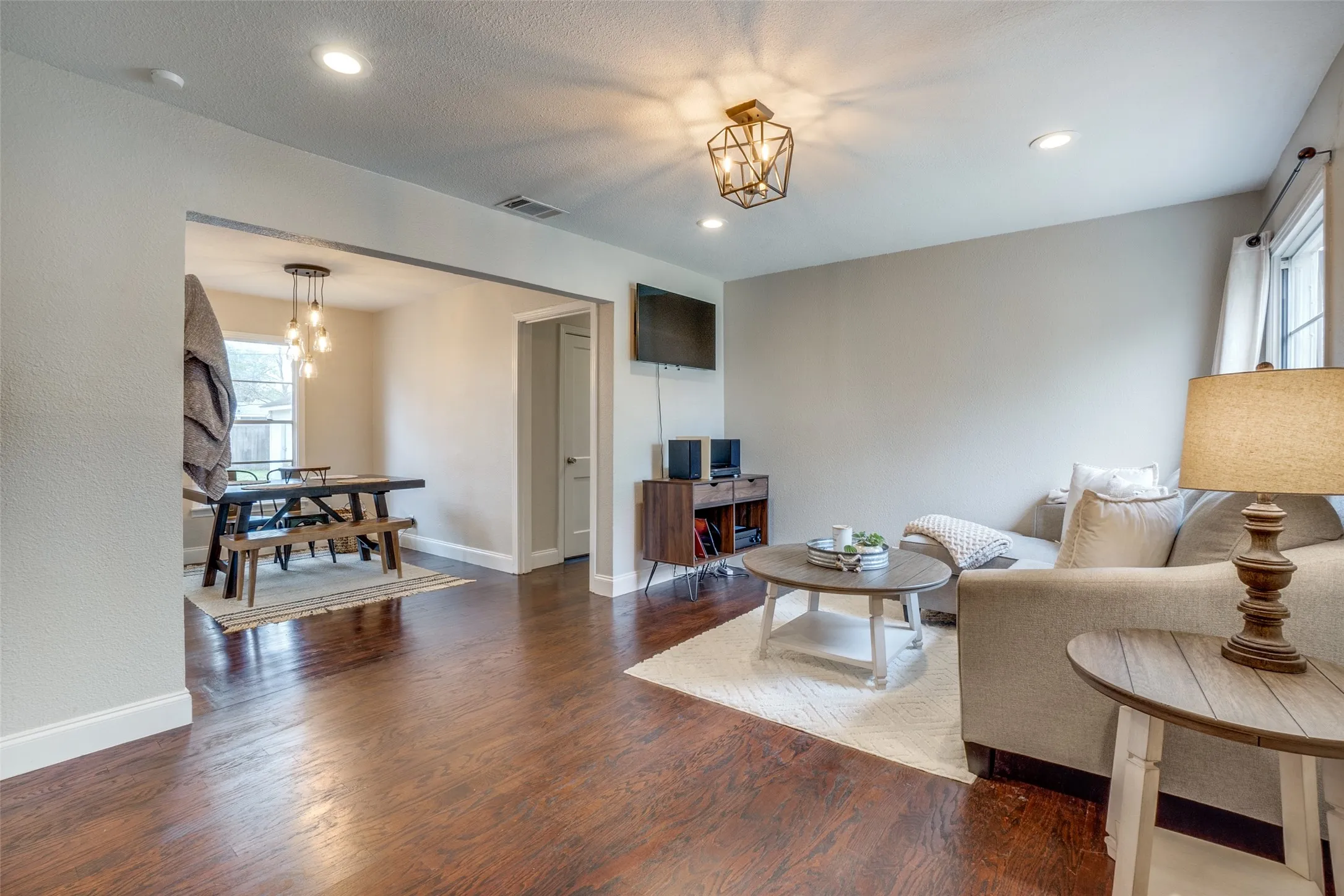 Single Family Residence For Rent in Dallas County , 2111 Norwood Drive, Dallas, Texas 75228, 3 Bedroom, 2 Bathroom, 2 Garage spaces, 1,120 Sqft, built in 1951, mls#21374217, Real Estate Agent in Dallas, Homes For Rent in Dallas county, Homes For Rent in Dallas, Realtor in Dallas Texas, Real Estate Brokerage Independent Realty Texas, Luminita Cordes Realtor