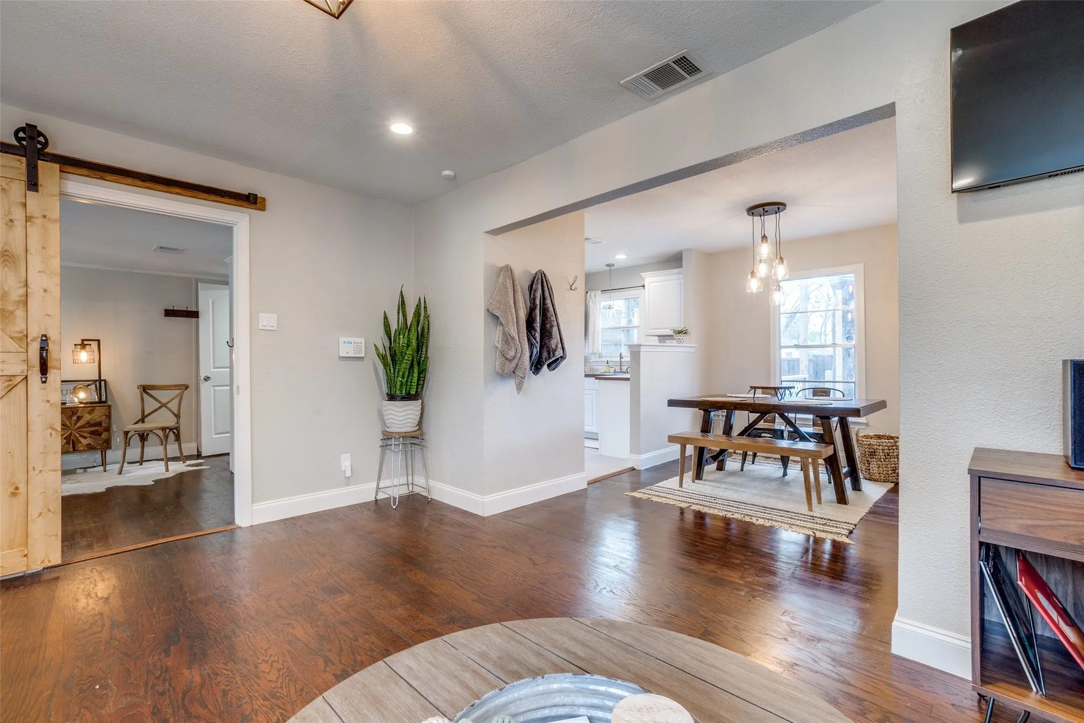 Single Family Residence For Rent in Dallas County , 2111 Norwood Drive, Dallas, Texas 75228, 3 Bedroom, 2 Bathroom, 2 Garage spaces, 1,120 Sqft, built in 1951, mls#21374217, Real Estate Agent in Dallas, Homes For Rent in Dallas county, Homes For Rent in Dallas, Realtor in Dallas Texas, Real Estate Brokerage Independent Realty Texas, Luminita Cordes Realtor