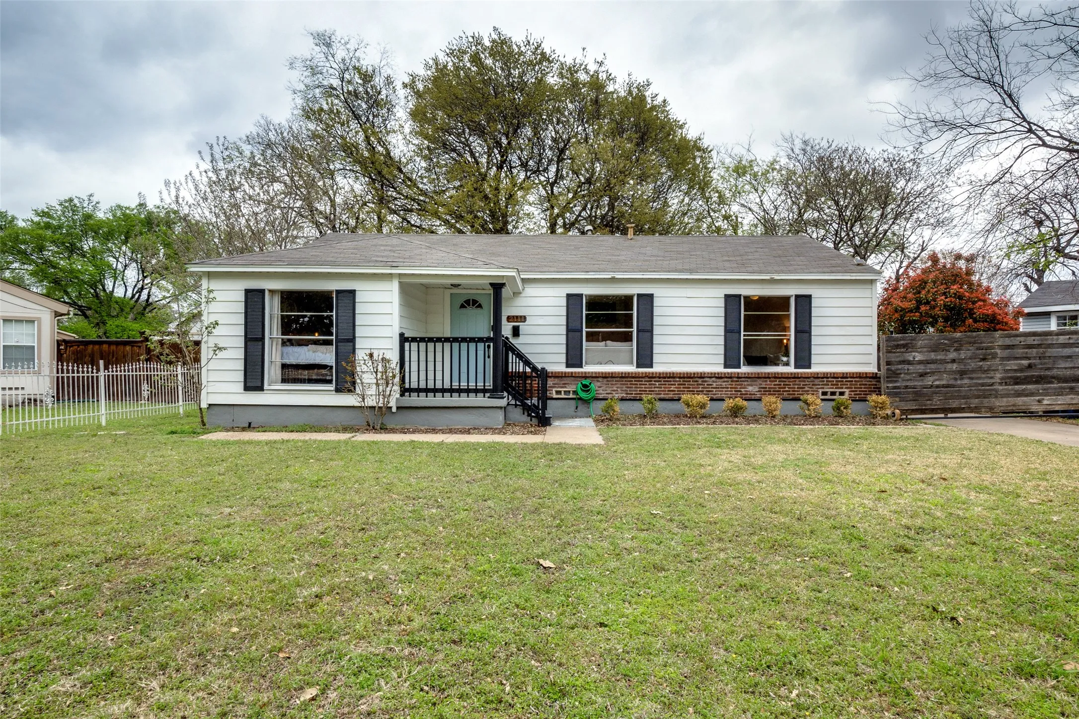 Single Family Residence For Rent in Dallas County , 2111 Norwood Drive, Dallas, Texas 75228, 3 Bedroom, 2 Bathroom, 2 Garage spaces, 1,120 Sqft, built in 1951, mls#21374217, Real Estate Agent in Dallas, Homes For Rent in Dallas county, Homes For Rent in Dallas, Realtor in Dallas Texas, Real Estate Brokerage Independent Realty Texas, Luminita Cordes Realtor
