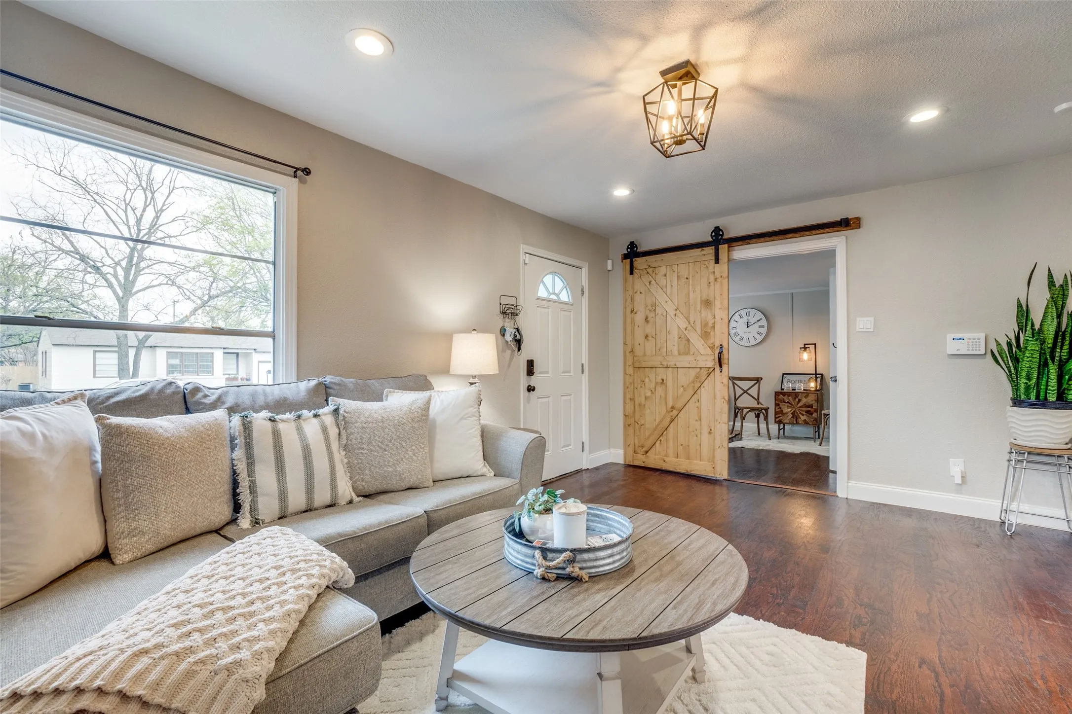 Single Family Residence For Rent in Dallas County , 2111 Norwood Drive, Dallas, Texas 75228, 3 Bedroom, 2 Bathroom, 2 Garage spaces, 1,120 Sqft, built in 1951, mls#21374217, Real Estate Agent in Dallas, Homes For Rent in Dallas county, Homes For Rent in Dallas, Realtor in Dallas Texas, Real Estate Brokerage Independent Realty Texas, Luminita Cordes Realtor
