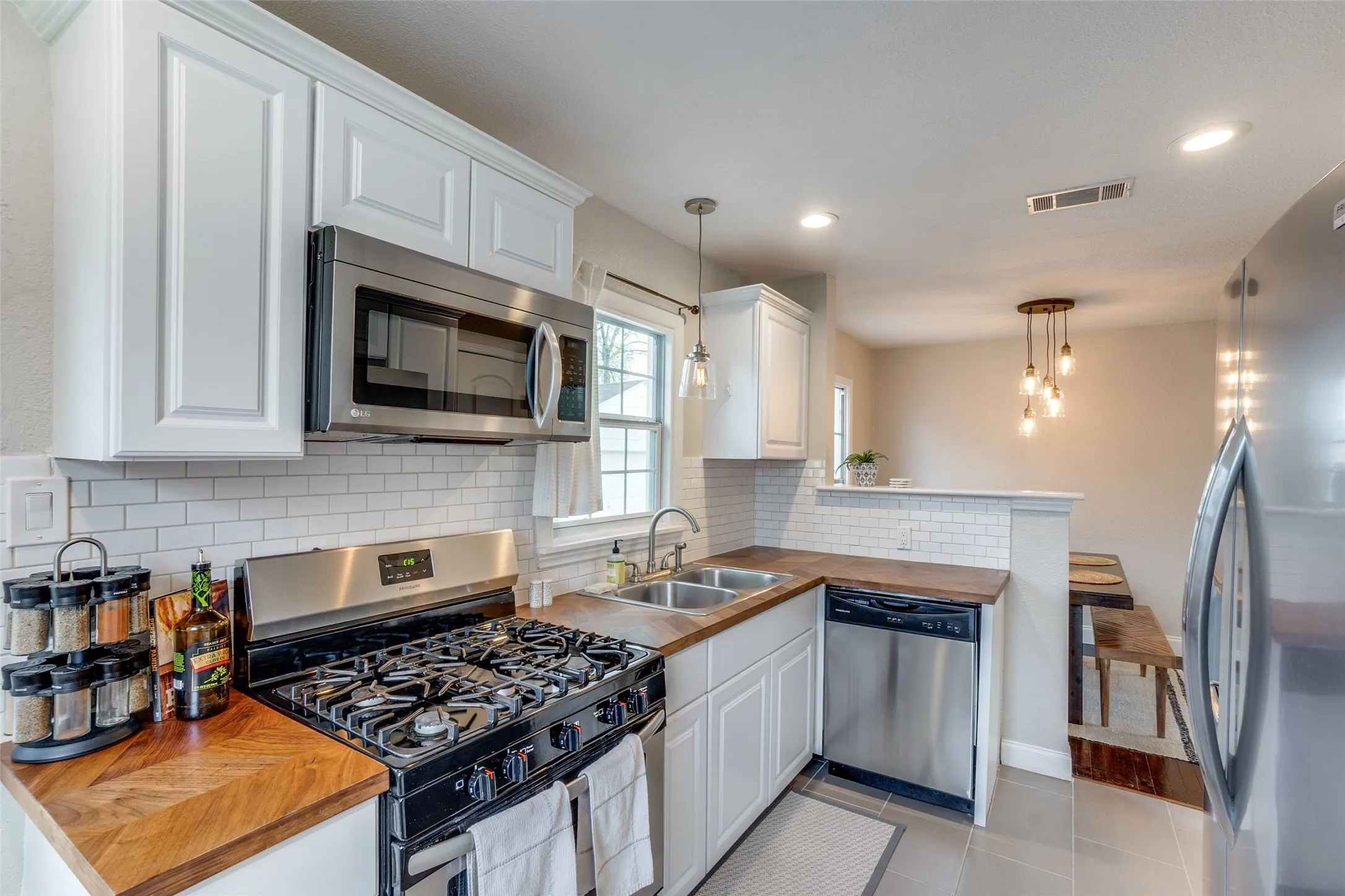 Single Family Residence For Rent in Dallas County , 2111 Norwood Drive, Dallas, Texas 75228, 3 Bedroom, 2 Bathroom, 2 Garage spaces, 1,120 Sqft, built in 1951, mls#21374217, Real Estate Agent in Dallas, Homes For Rent in Dallas county, Homes For Rent in Dallas, Realtor in Dallas Texas, Real Estate Brokerage Independent Realty Texas, Luminita Cordes Realtor